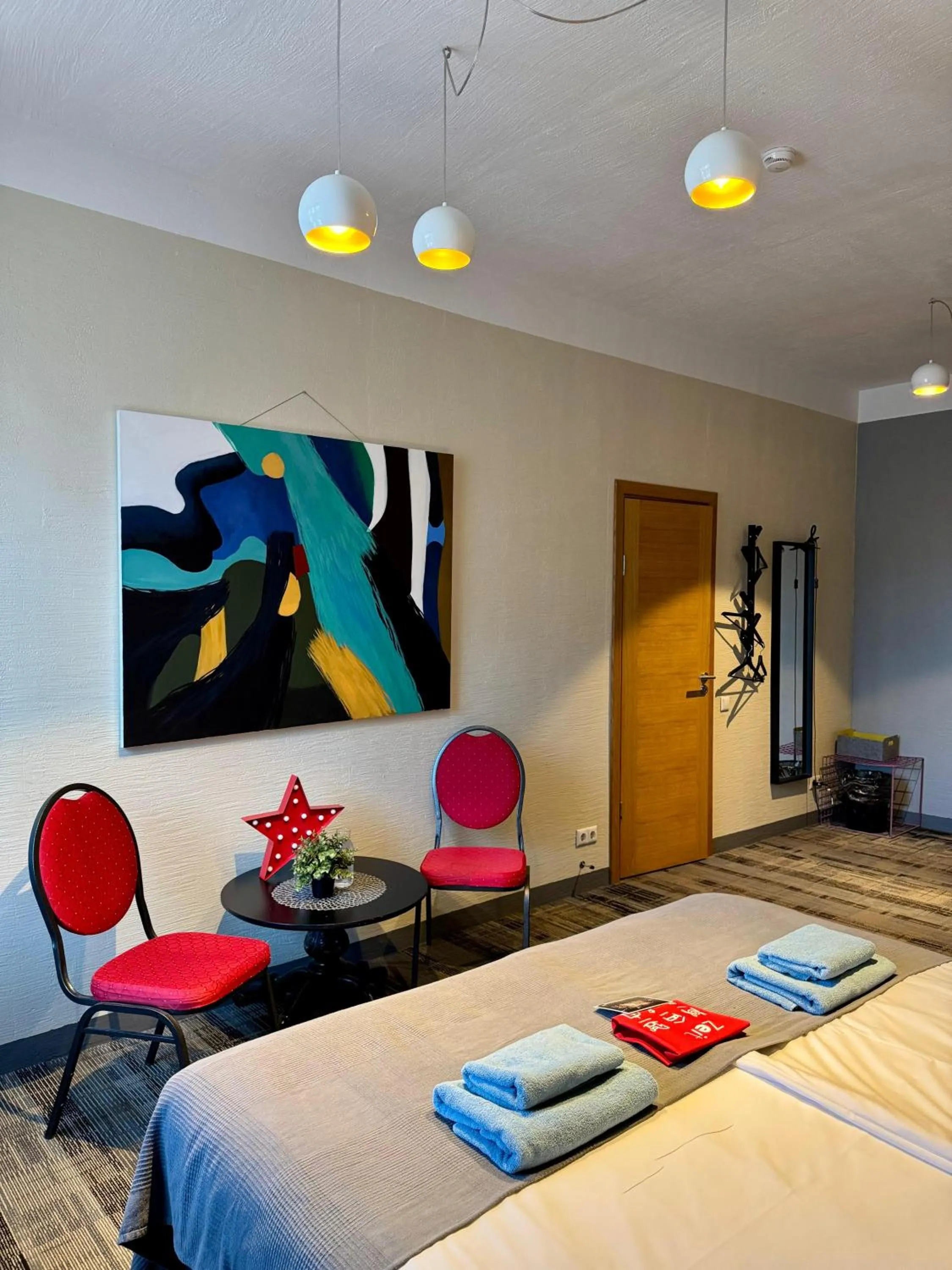 Photo of the whole room, Bed in Zeit Hotel