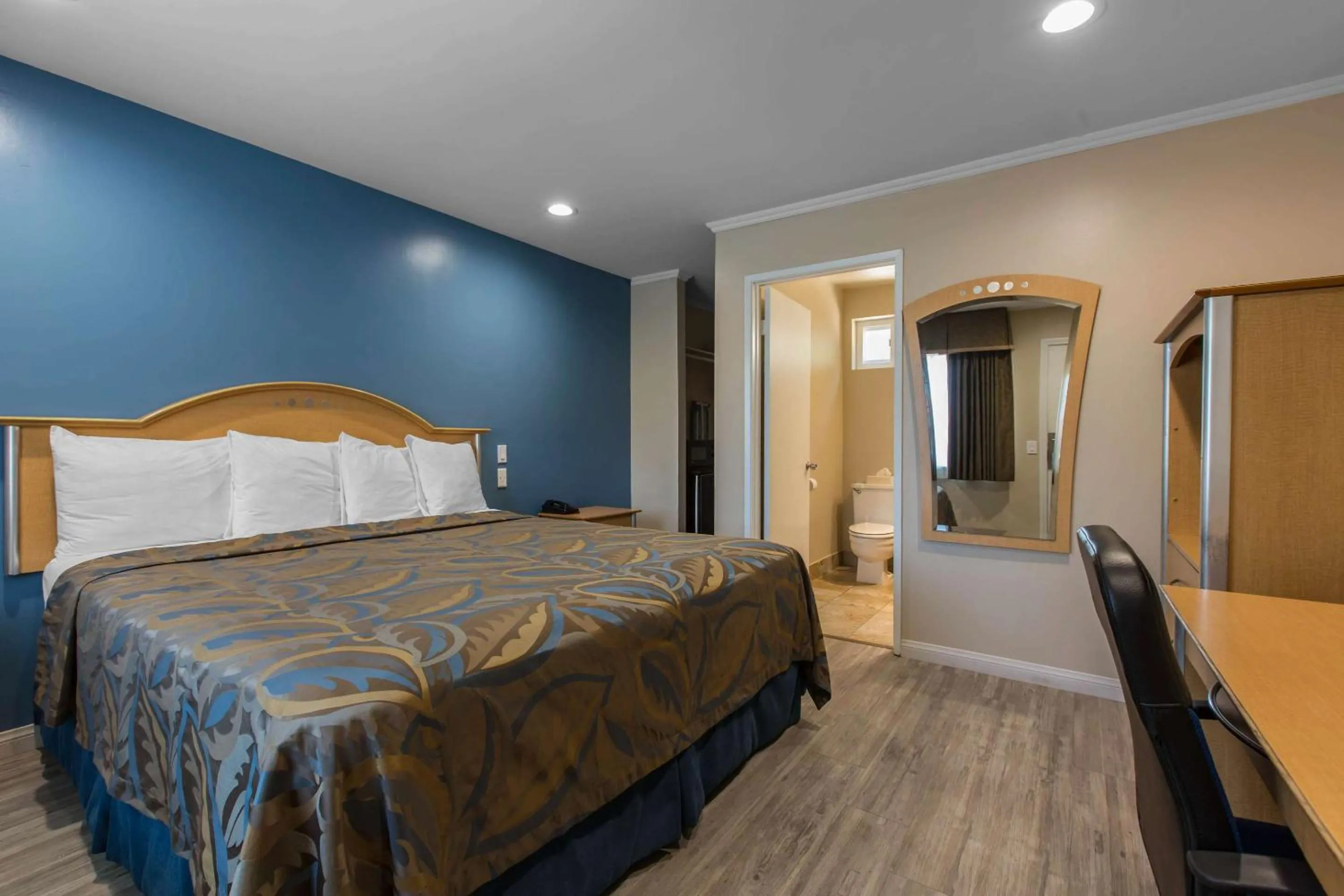 Bedroom, Bed in Rodeway Inn Escondido Downtown