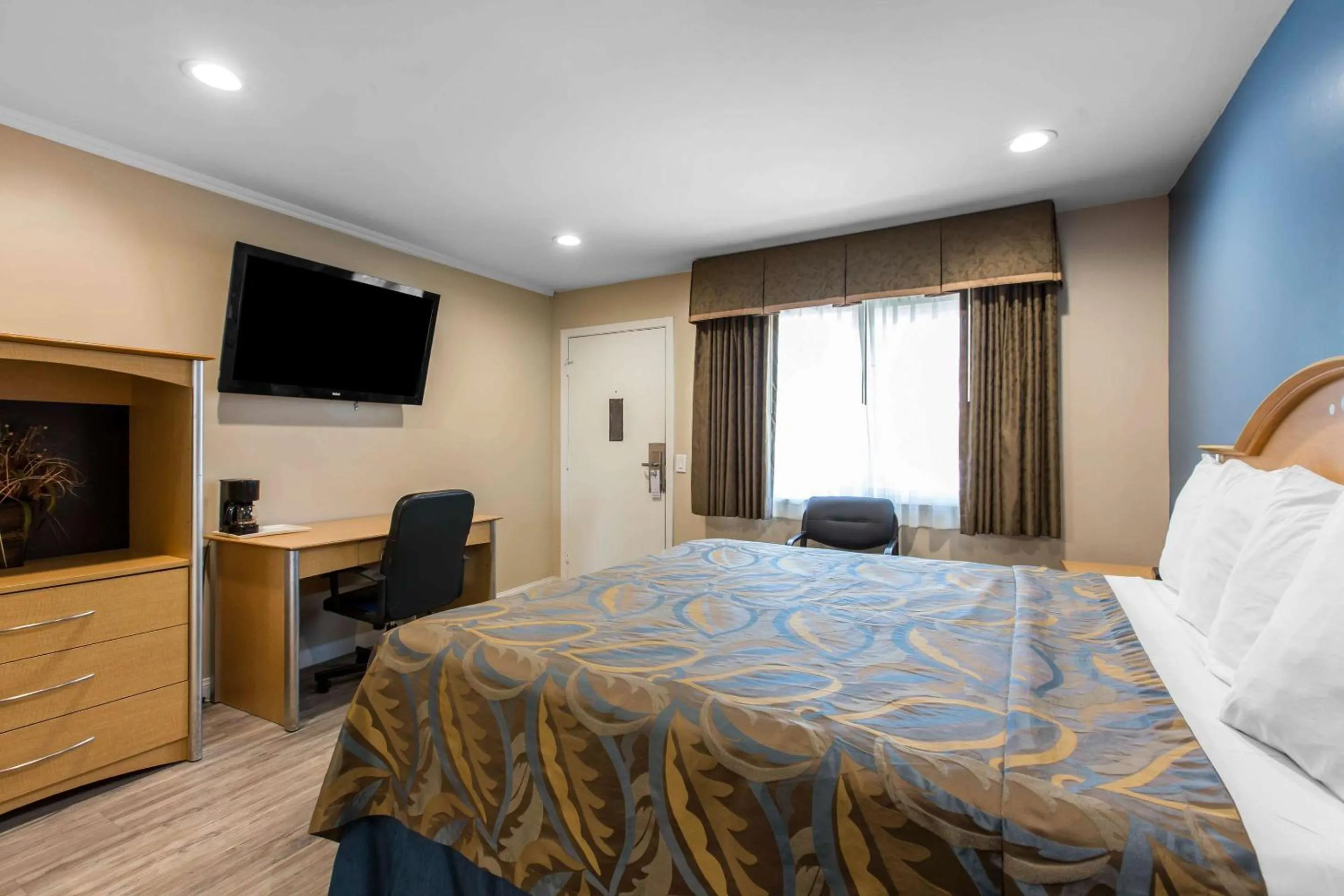 Bedroom, Bed in Rodeway Inn Escondido Downtown