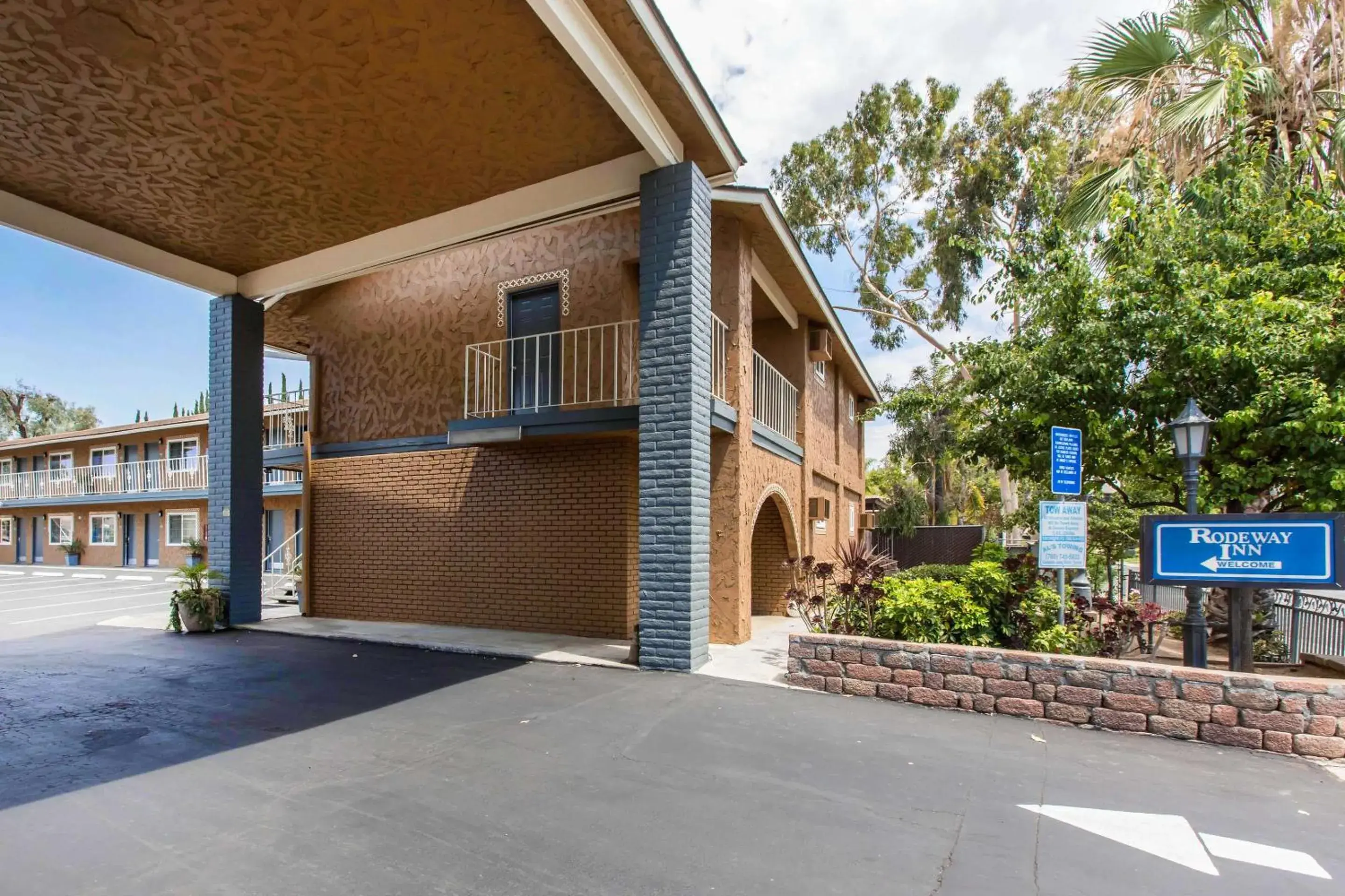 Property building in Rodeway Inn Escondido Downtown Property building in Rodeway Inn Escondido Downtown