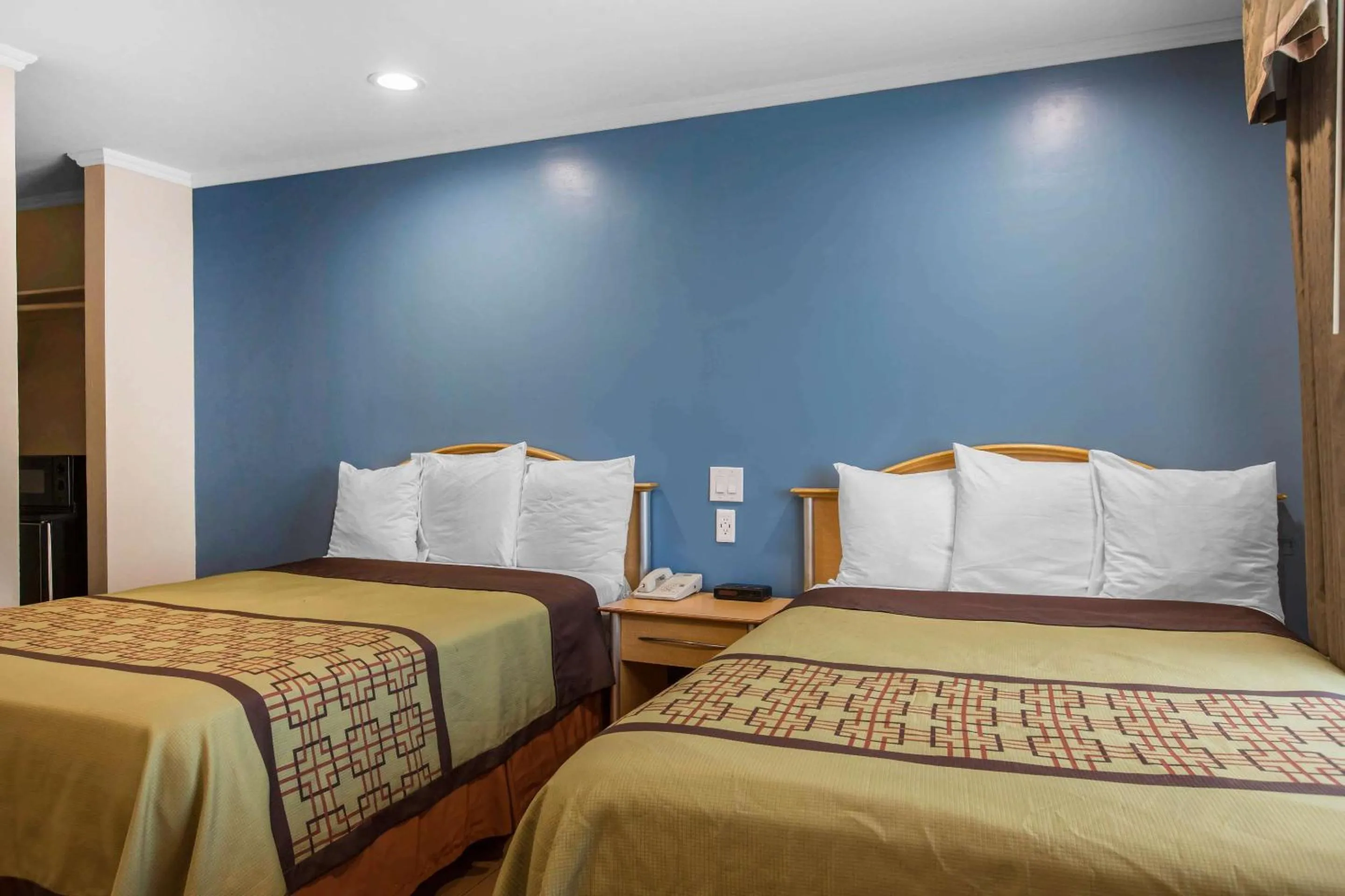 Bedroom, Bed in Rodeway Inn Escondido Downtown