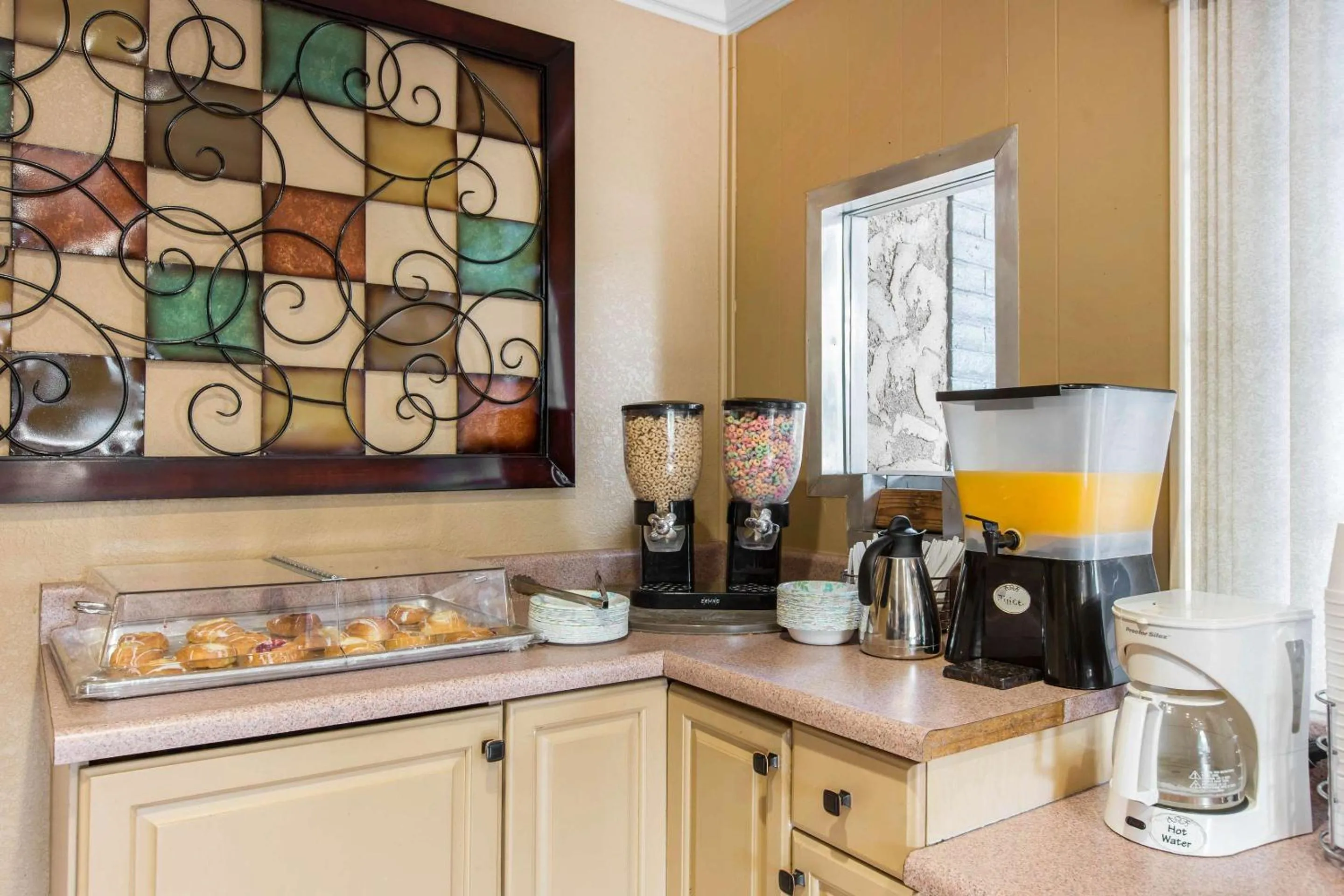 Breakfast in Rodeway Inn Escondido Downtown