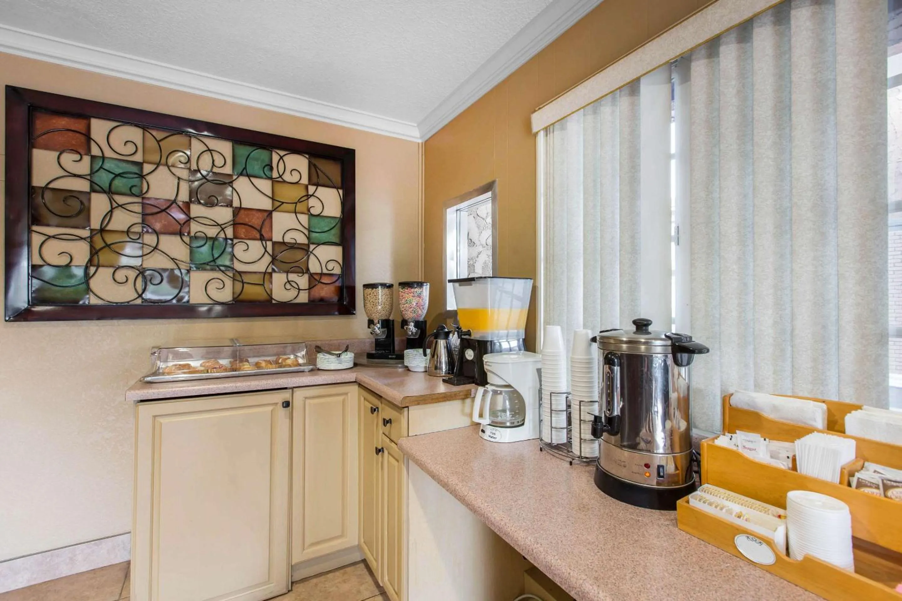 Breakfast in Rodeway Inn Escondido Downtown