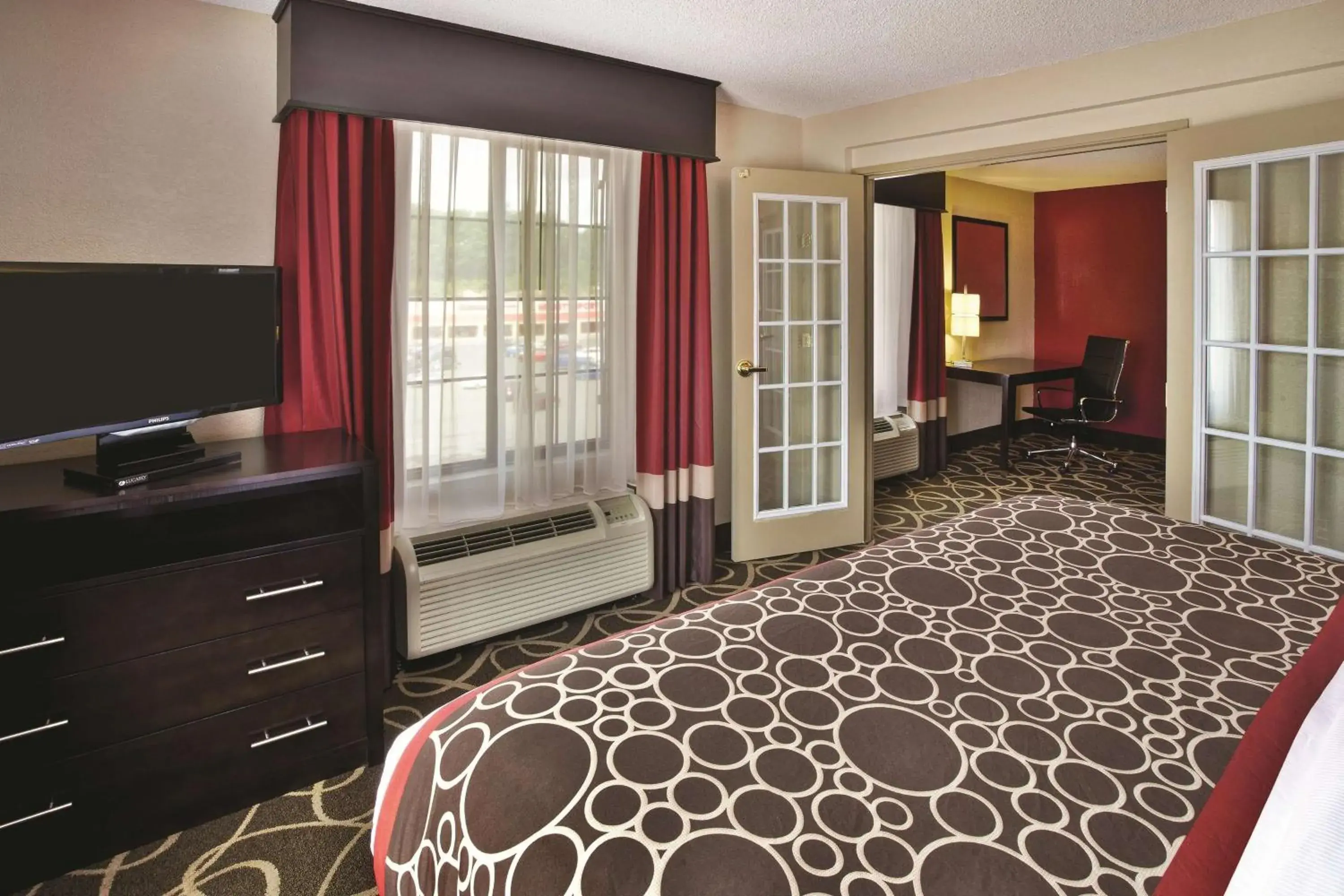 Photo of the whole room, Bed in La Quinta Inn & Suites - New River Gorge National Park Photo of the whole room, Bed in La Quinta Inn & Suites - New River Gorge National Park