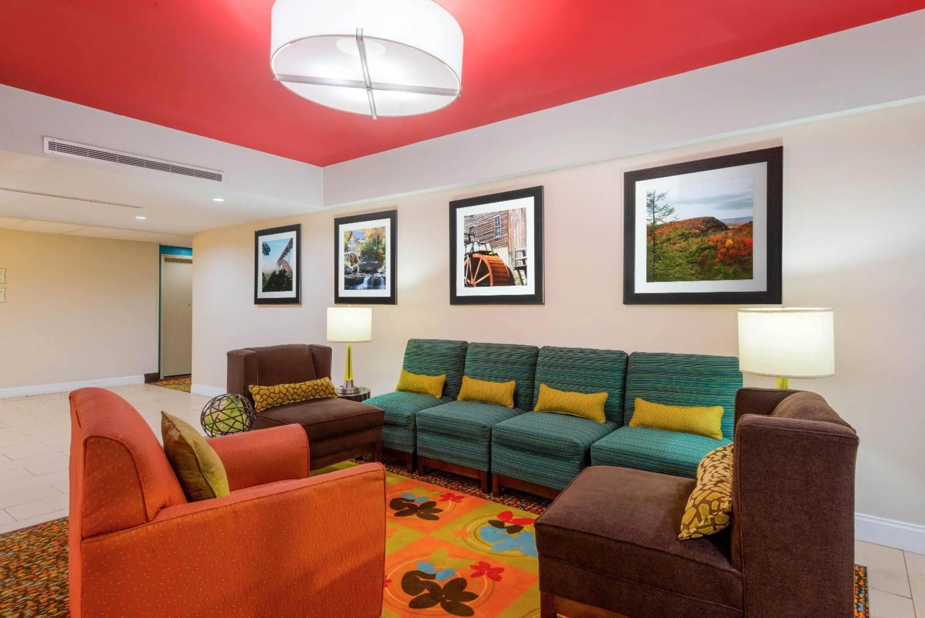 Lobby or reception in La Quinta Inn & Suites - New River Gorge National Park