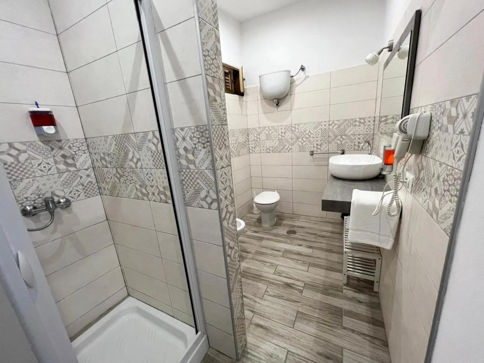 Shower in Camere Dieci Maggio