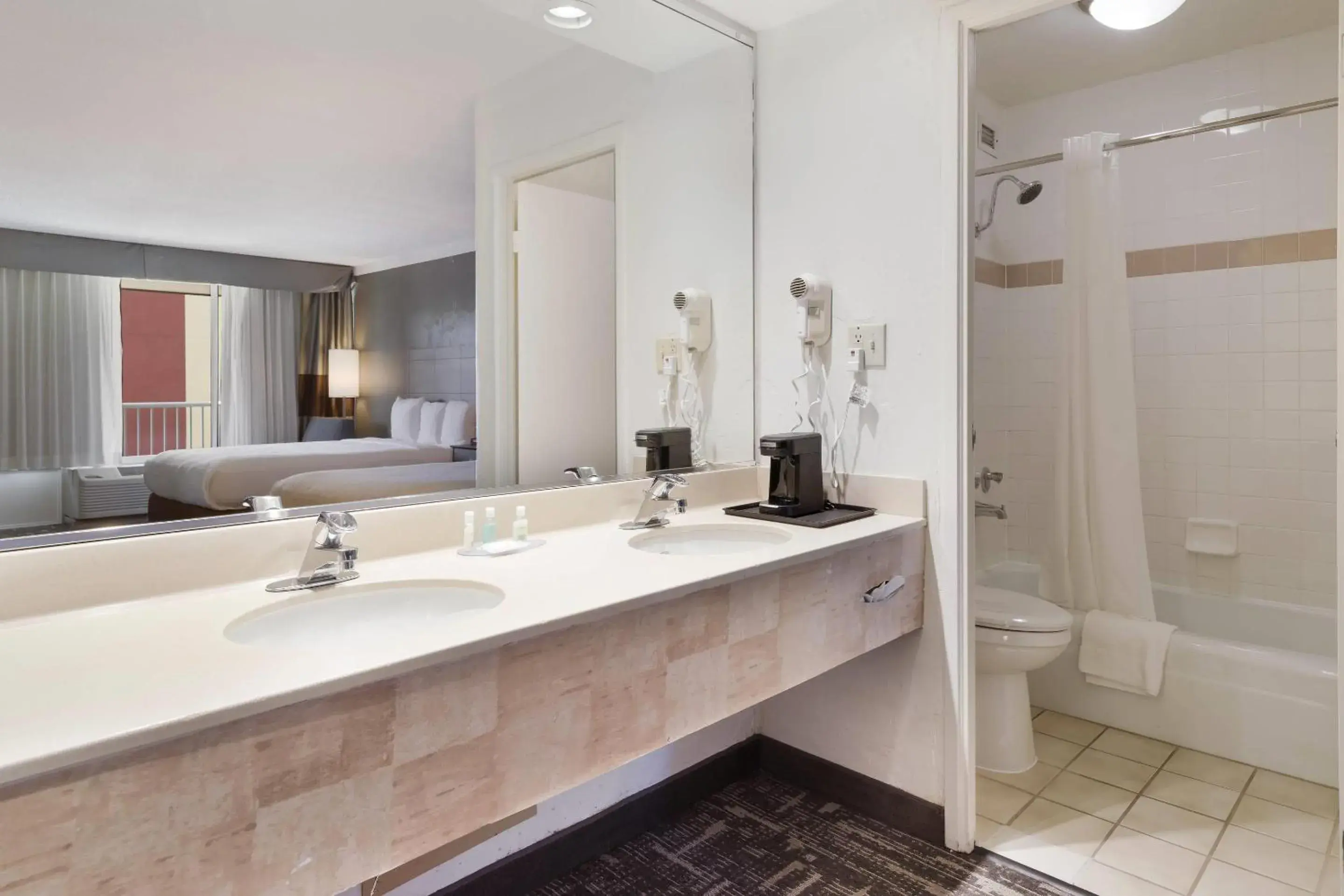 Bedroom in Clarion Hotel Concord-Walnut Creek Bedroom in Clarion Hotel Concord-Walnut Creek