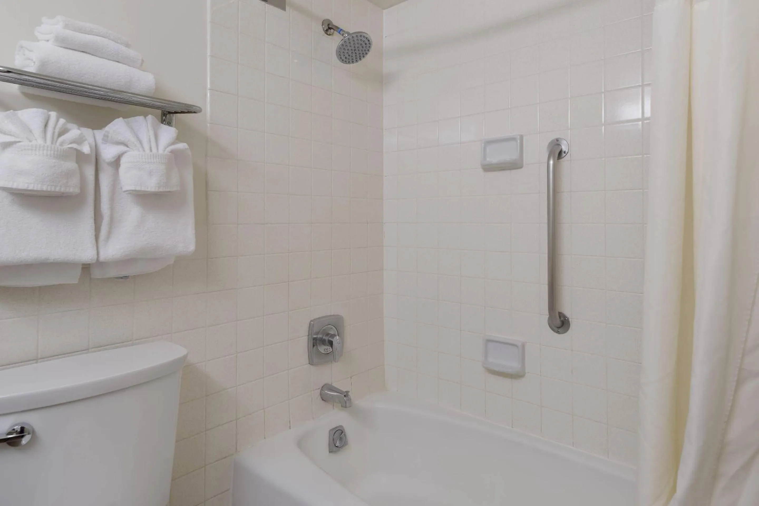 Bedroom in Clarion Hotel Concord-Walnut Creek