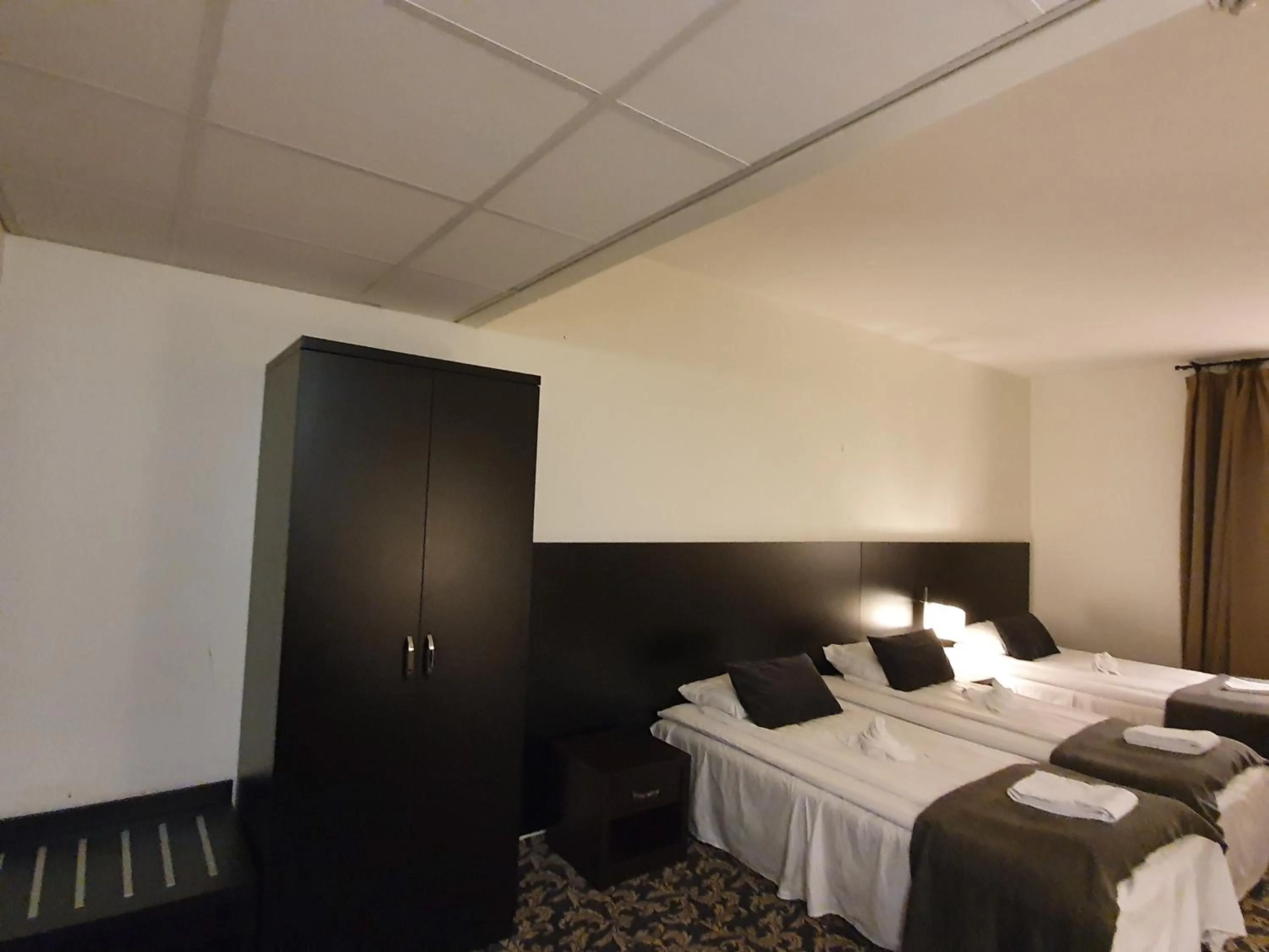 Bed in Ariston Hotell