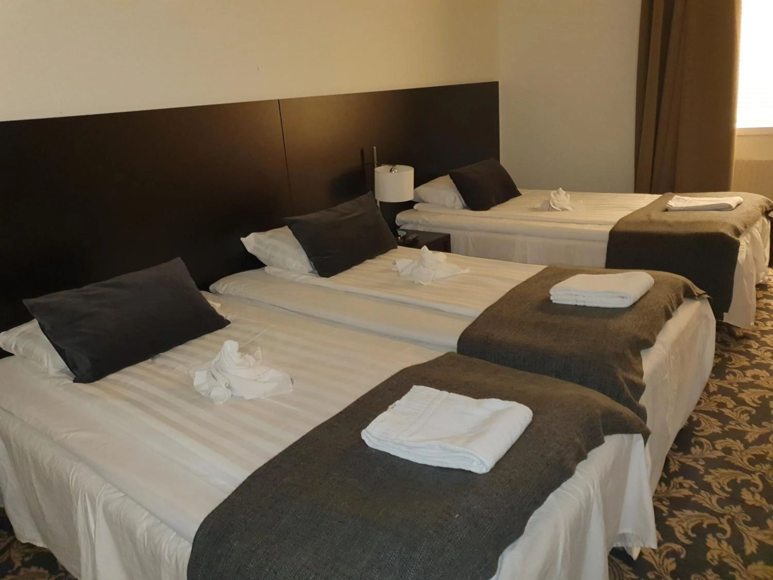 Bed in Ariston Hotell