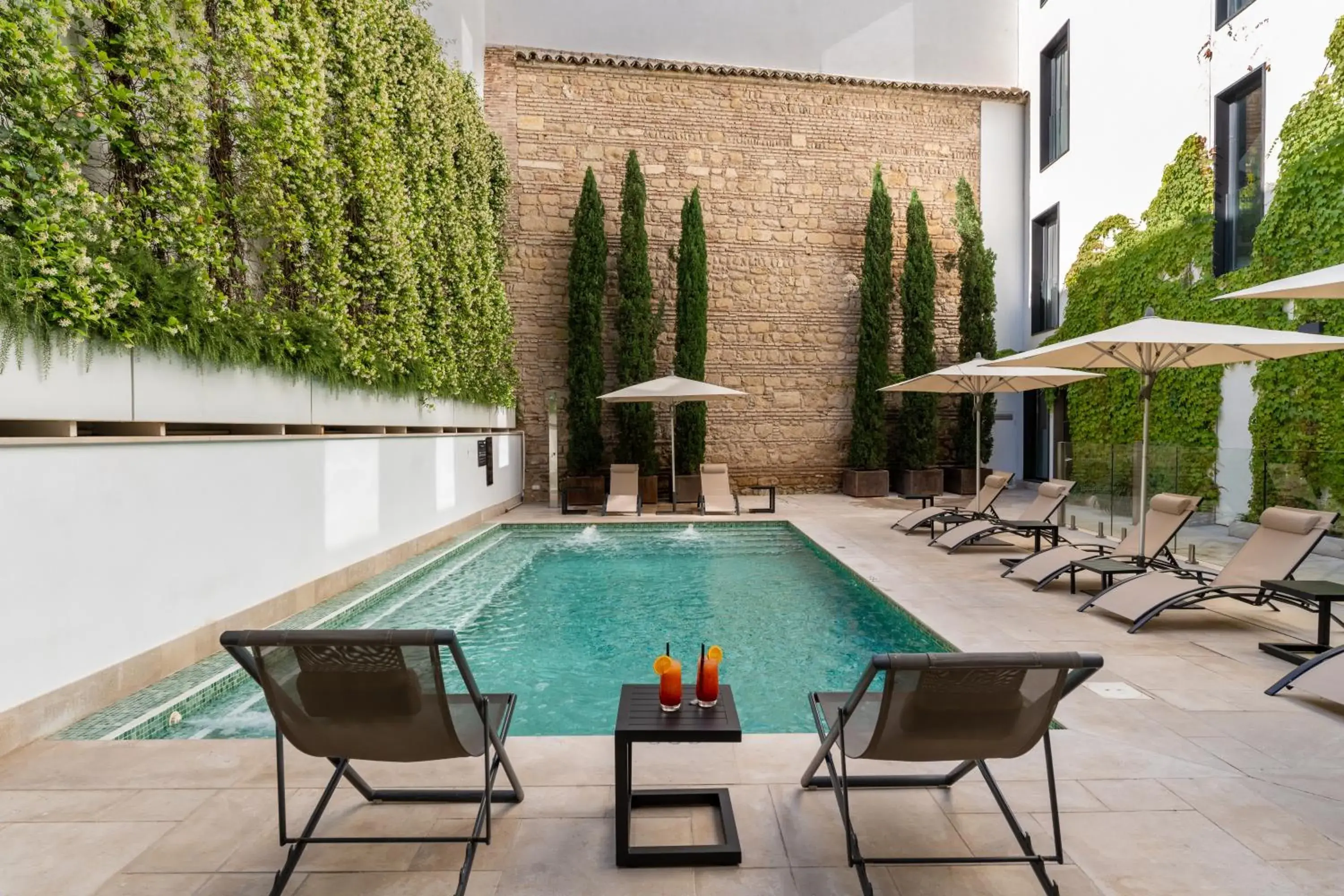 Swimming pool in H10 Palacio Colomera Swimming pool in H10 Palacio Colomera