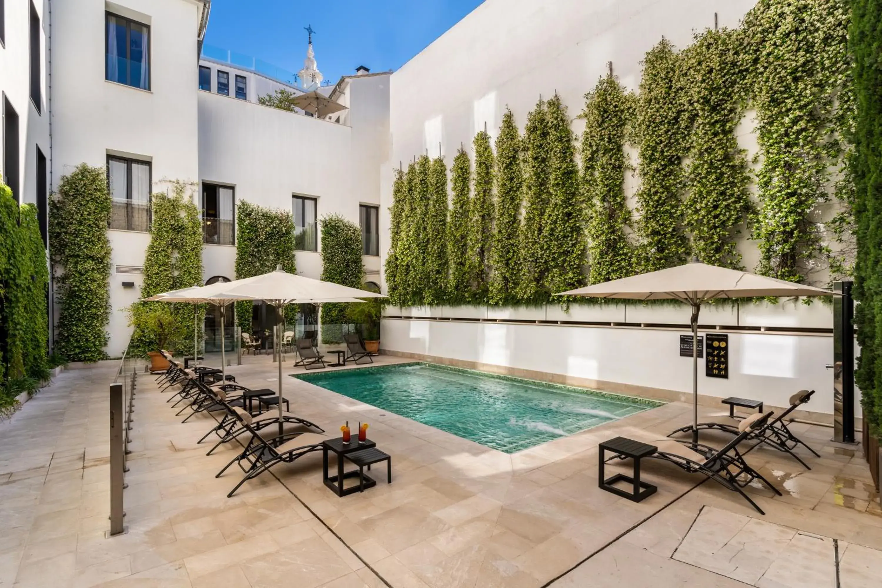 Swimming pool in H10 Palacio Colomera Swimming pool in H10 Palacio Colomera