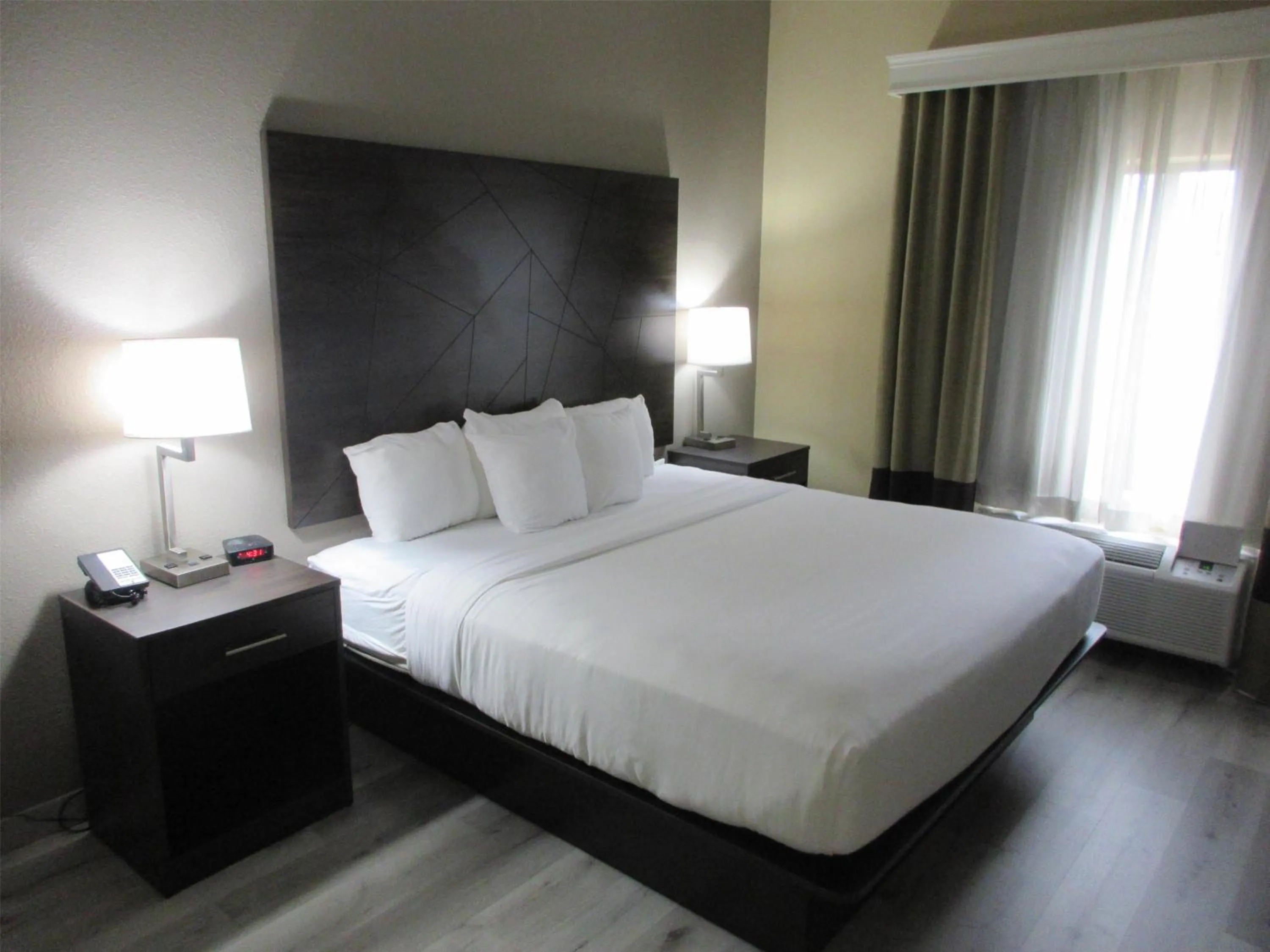 Photo of the whole room, Bed in Best Western Kenner