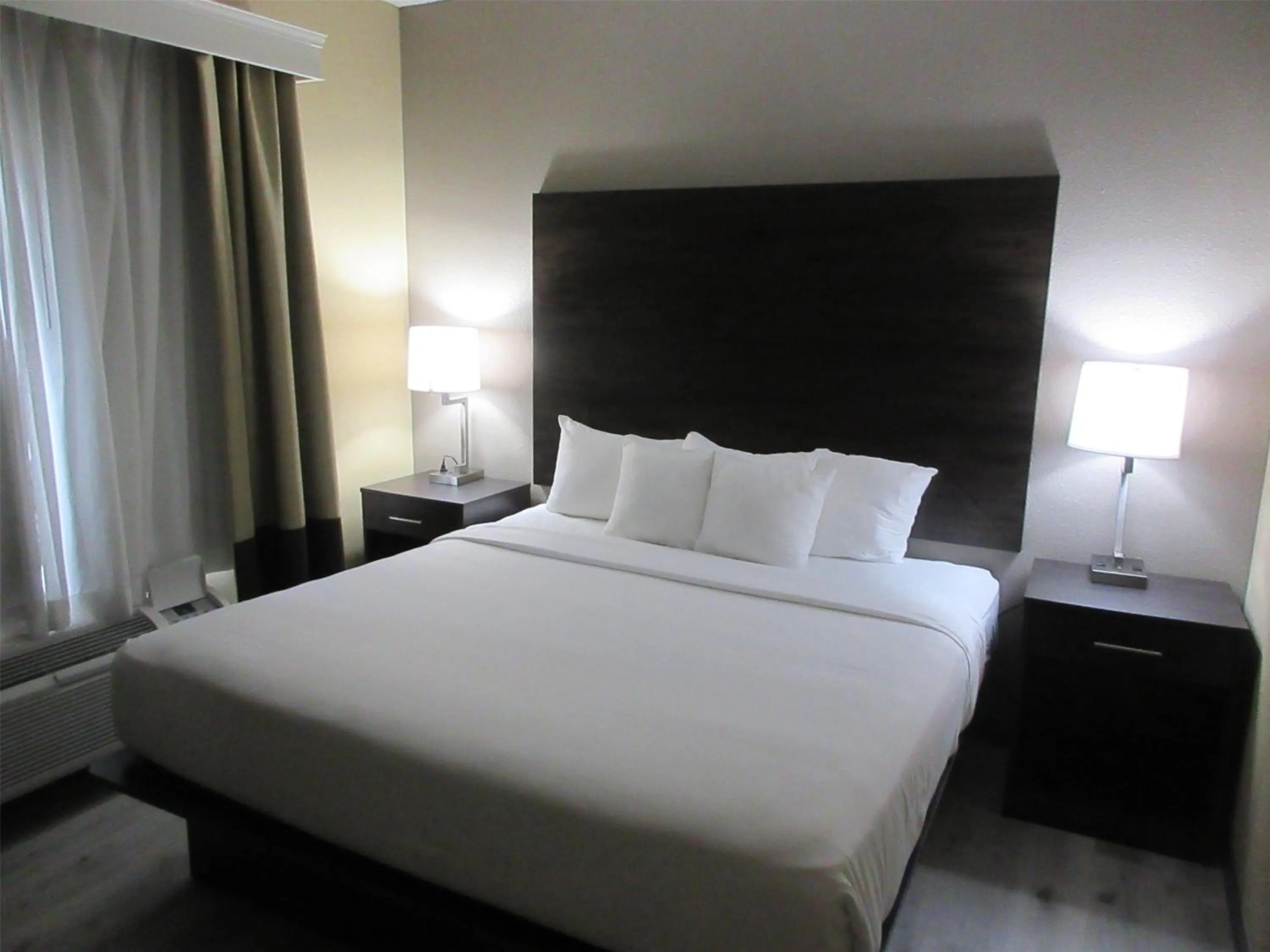 Photo of the whole room, Bed in Best Western Kenner