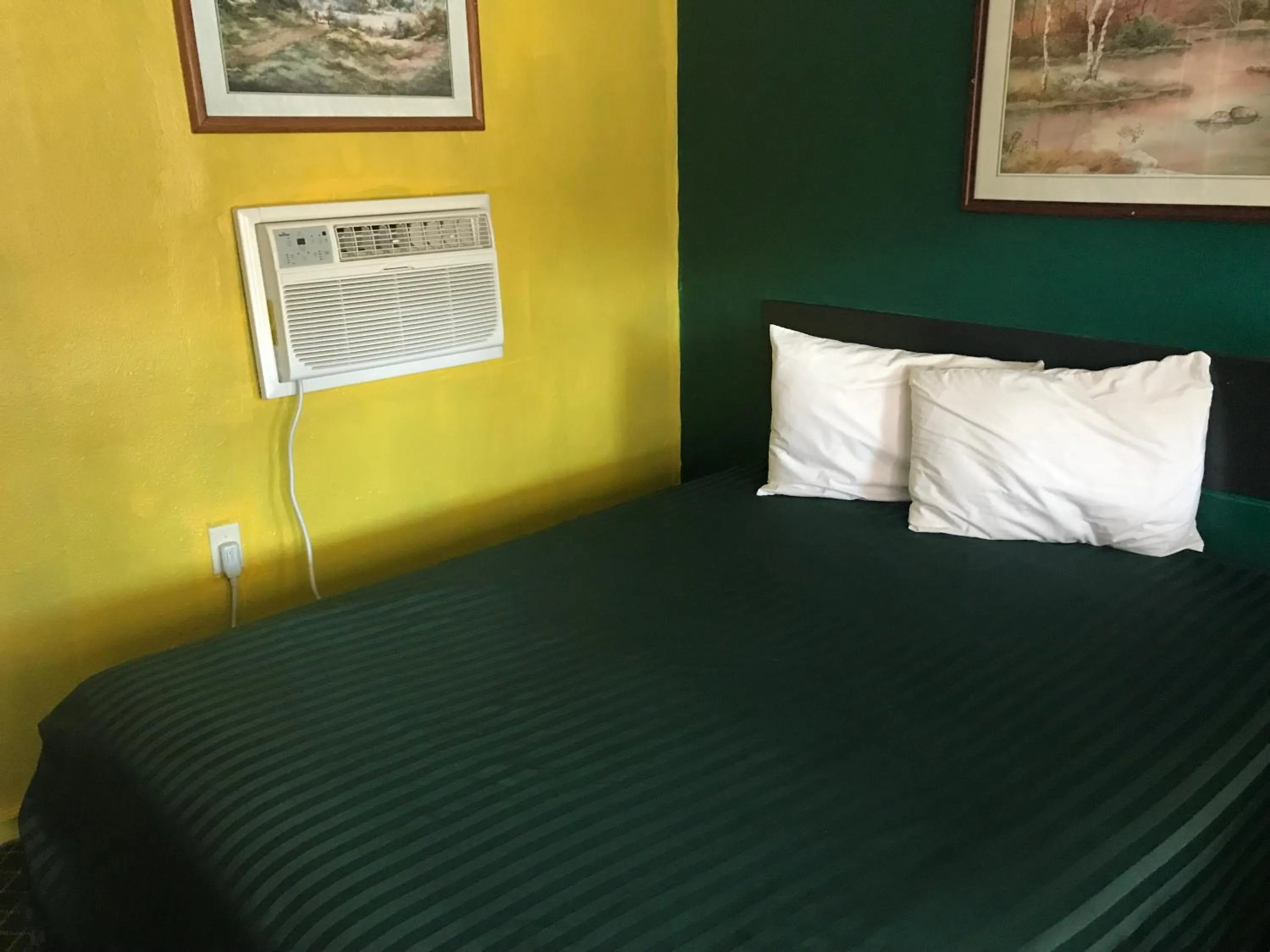 Bed in Cooper Motel Tuscola