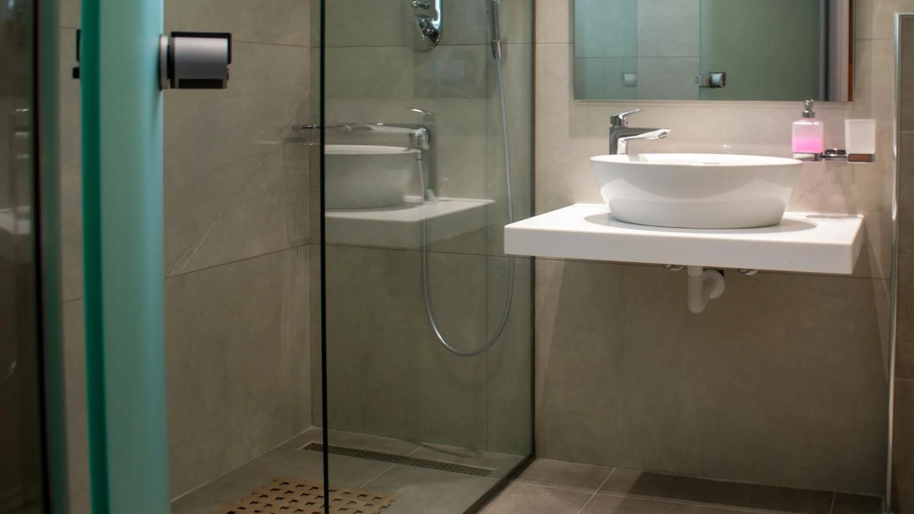Shower in Olympia