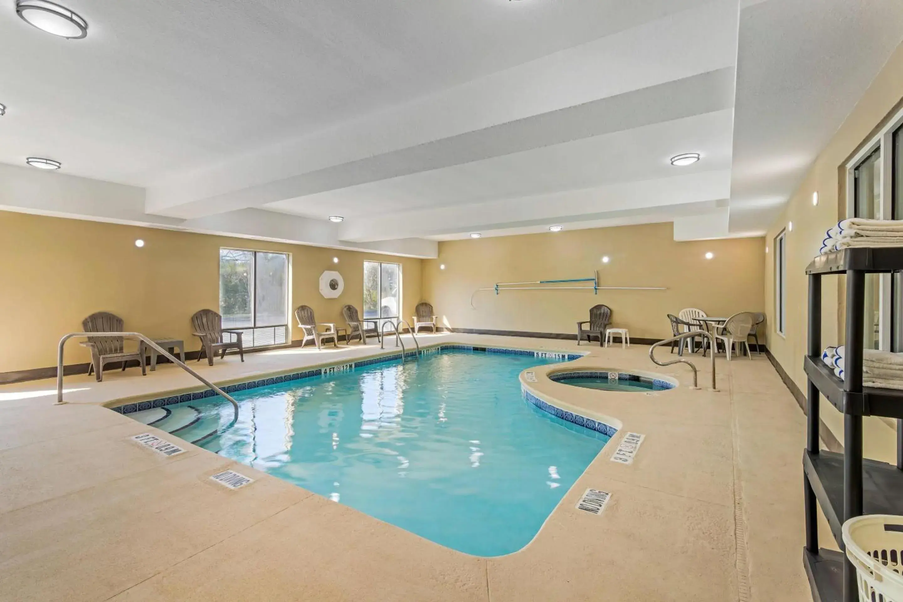 Swimming pool in Comfort Suites Brunswick Swimming pool in Comfort Suites Brunswick