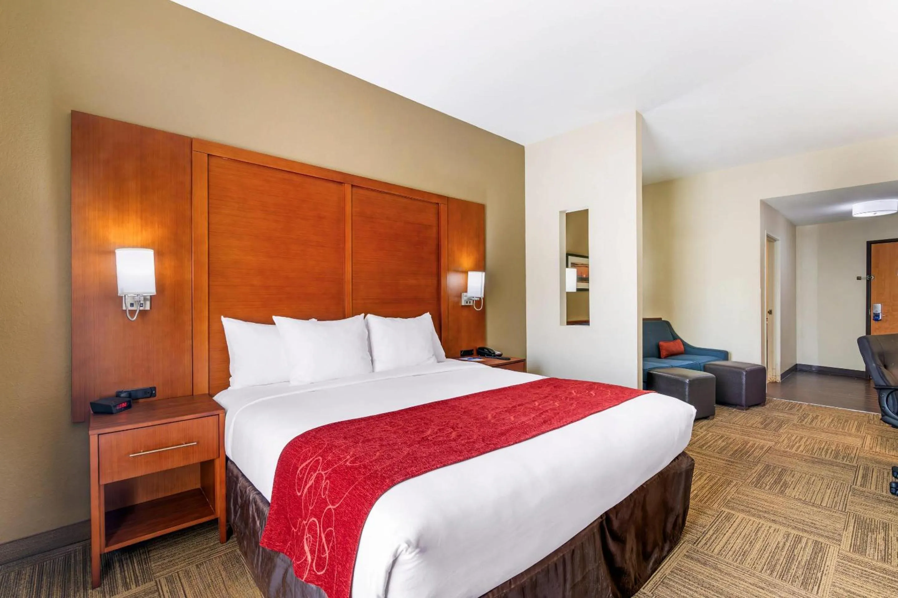 Bedroom, Bed in Comfort Suites Brunswick