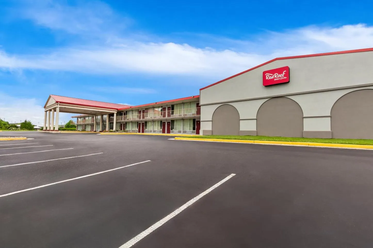 Property building in Red Roof Inn & Suites Cave City