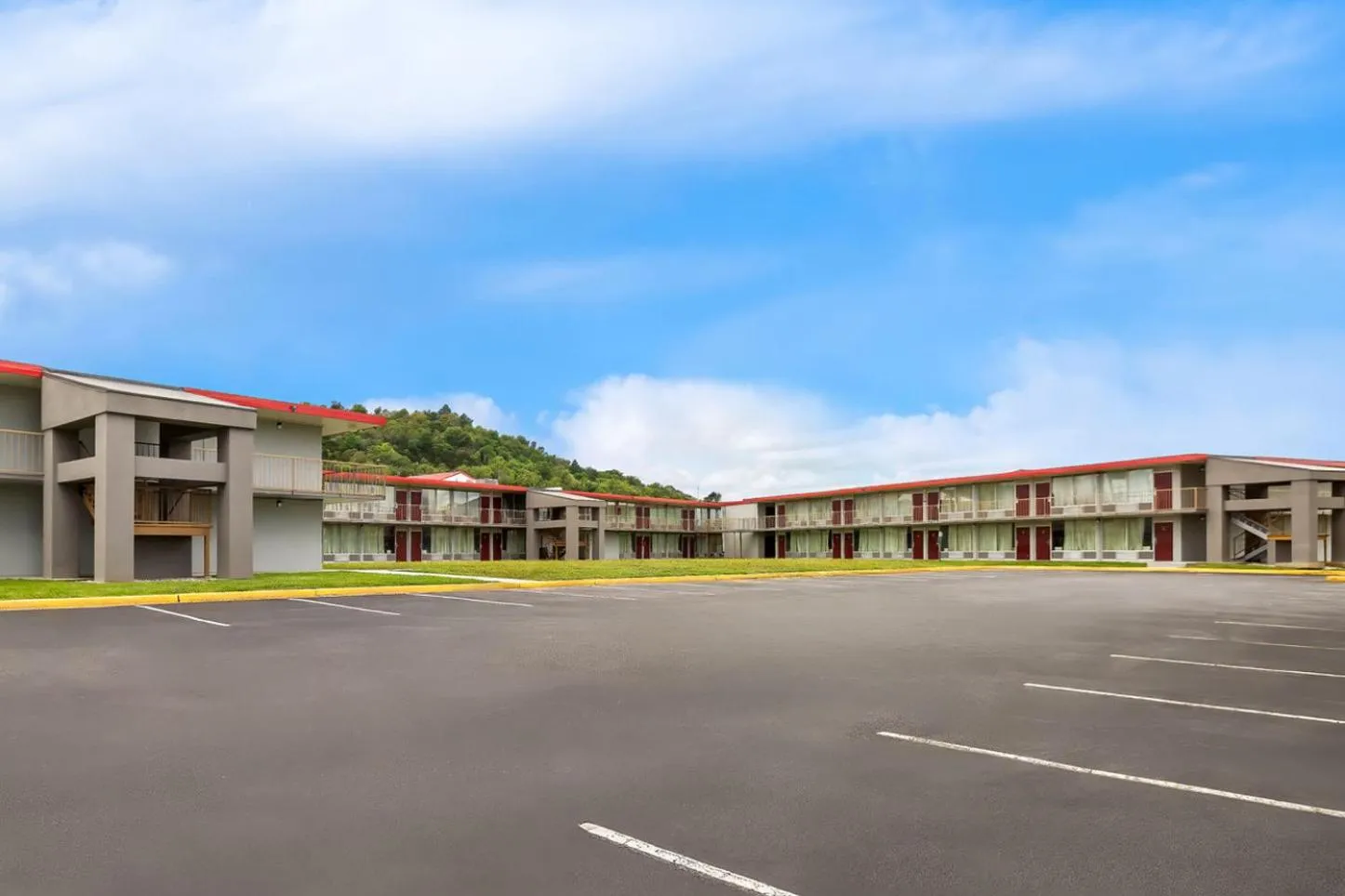 Property building in Red Roof Inn & Suites Cave City