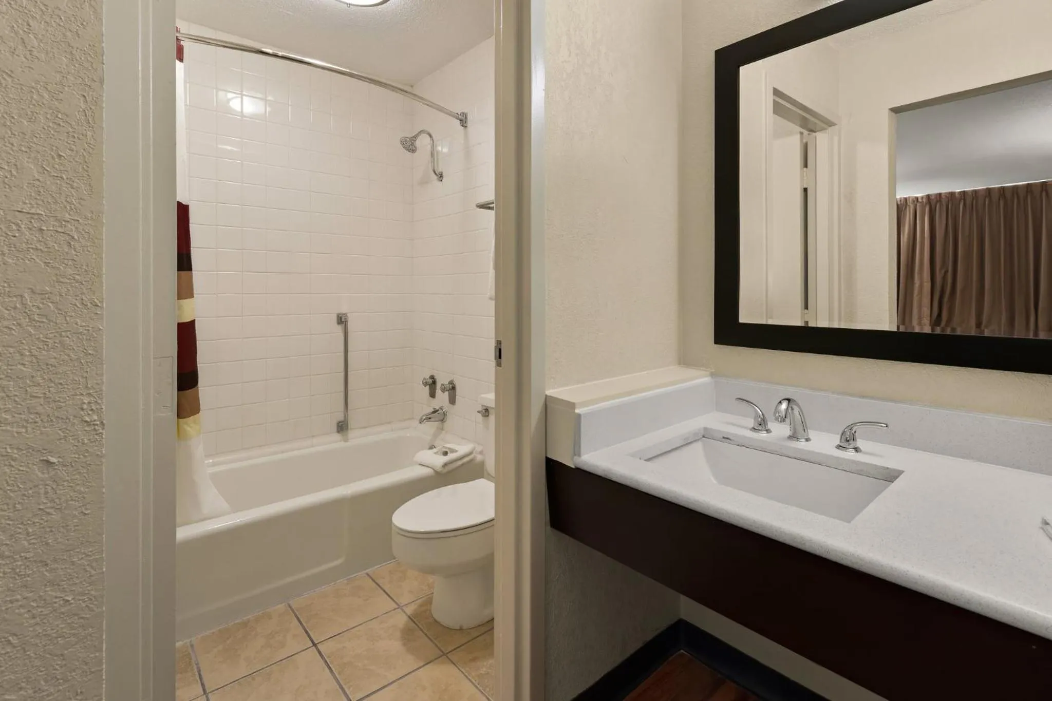 Bathroom in Red Roof Inn & Suites Cave City