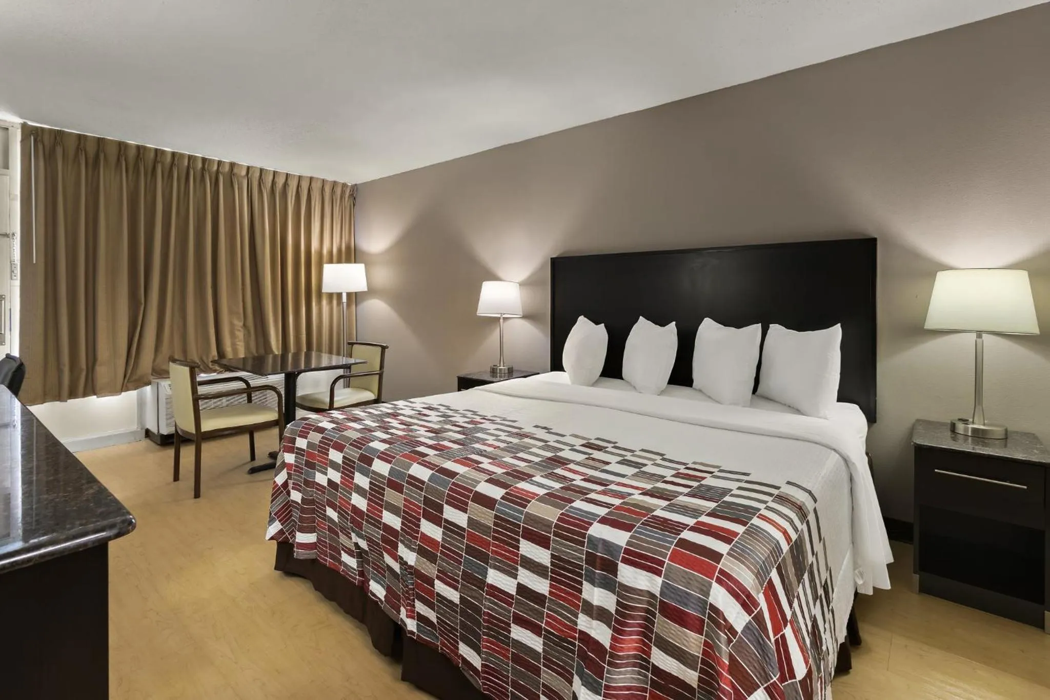 Photo of the whole room, Bed in Red Roof Inn & Suites Cave City