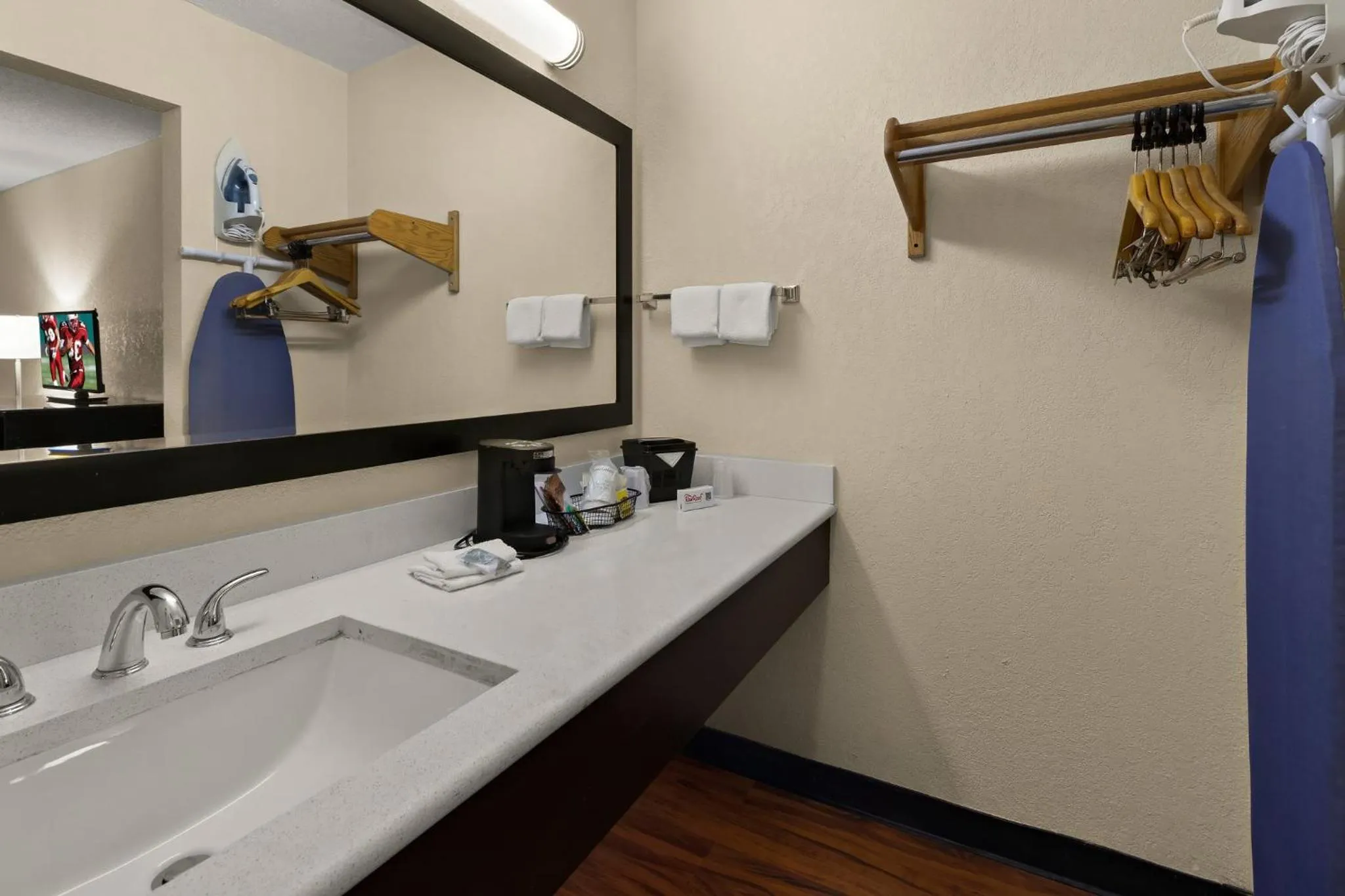 Swimming pool in Red Roof Inn & Suites Cave City