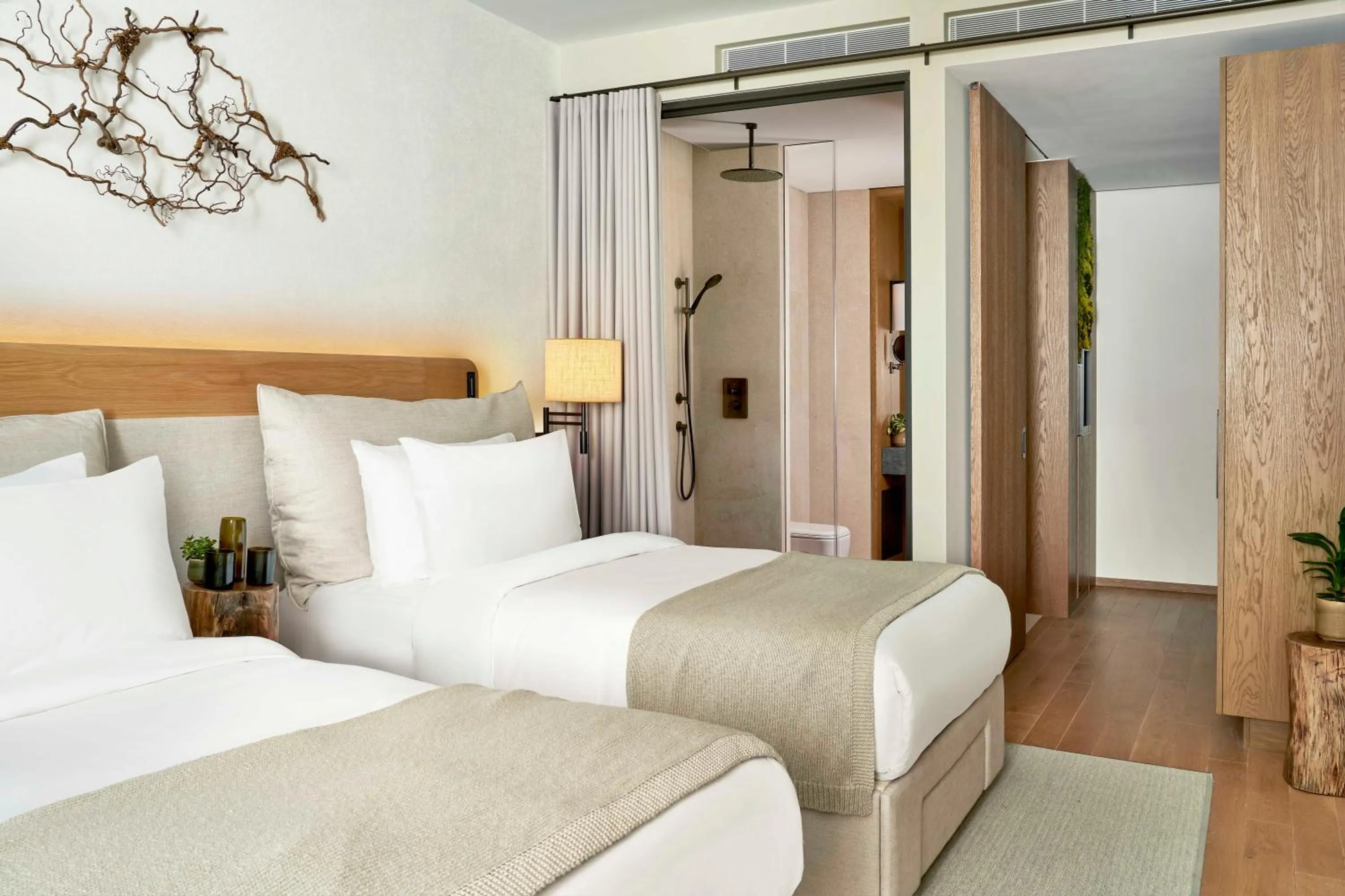 Shower, Bed in 1 Hotel Mayfair