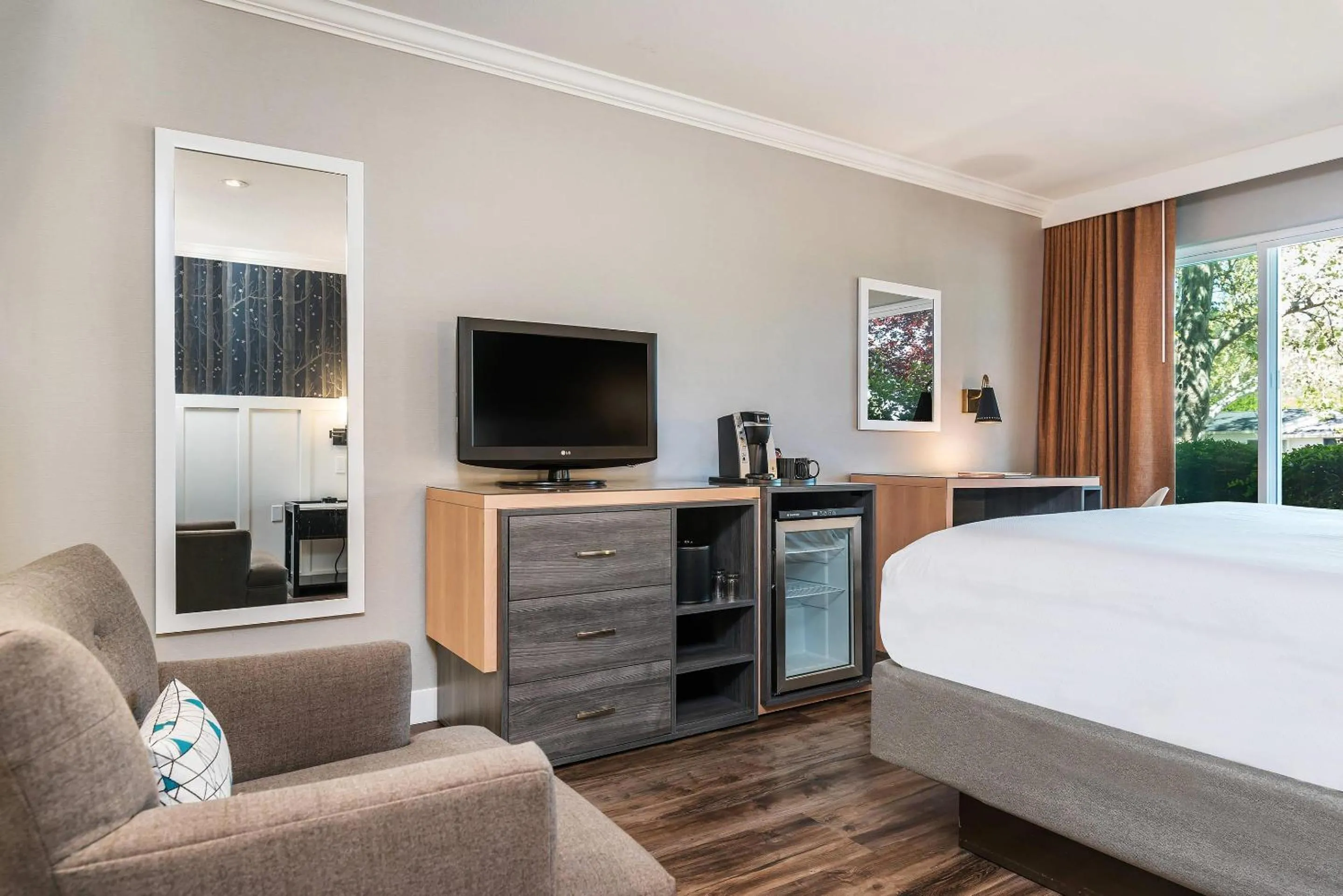 Bedroom, Bed in UpValley Inn & Hot Springs, an Ascend Collection Hotel