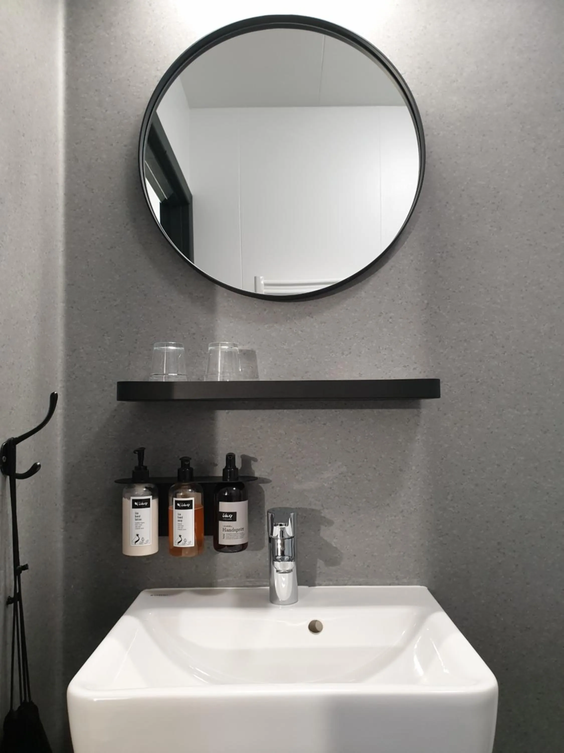 Shower in Aurora Lodge Hotel