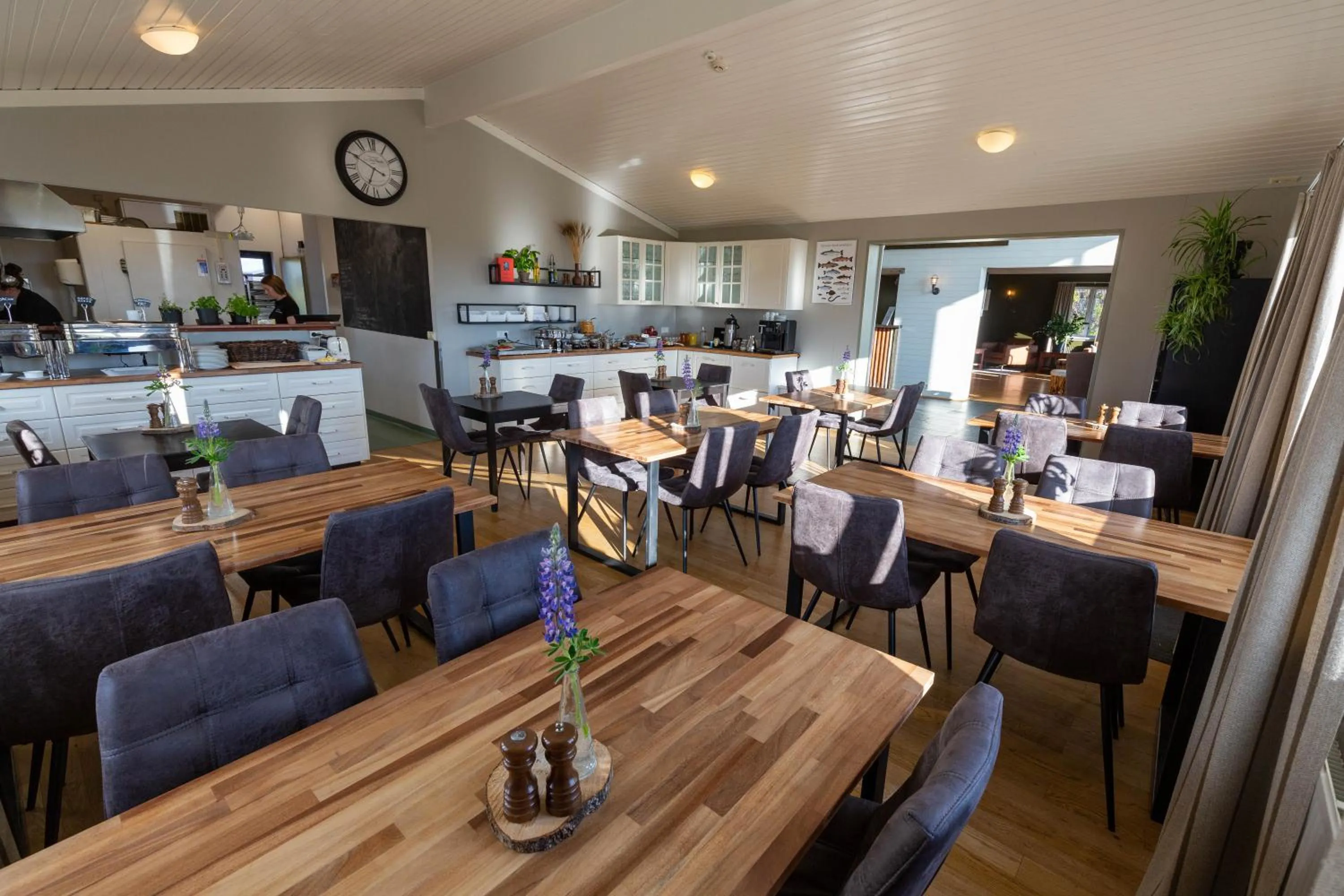 Restaurant/places to eat in Aurora Lodge Hotel