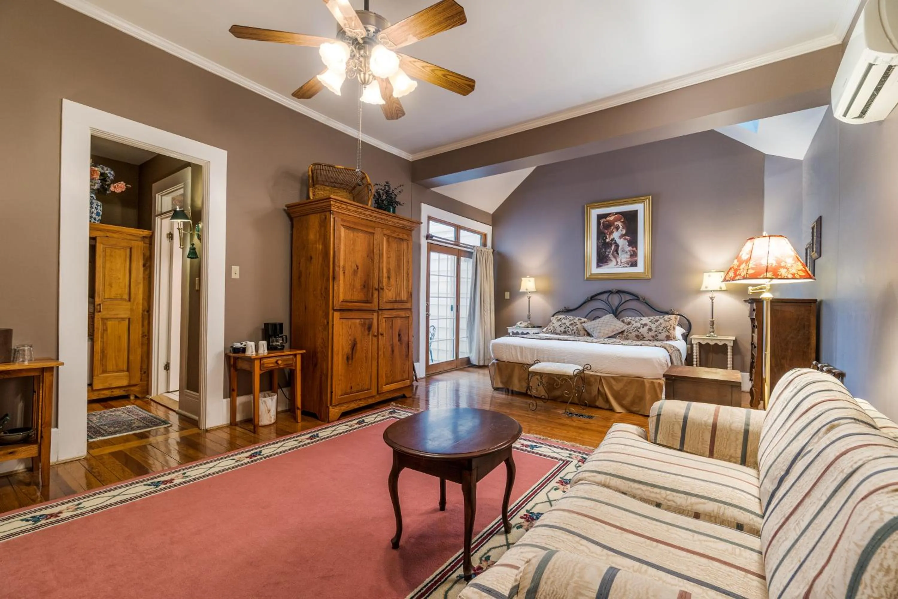 Photo of the whole room, Bed in Highland Lake Inn & Resort - Flat Rock