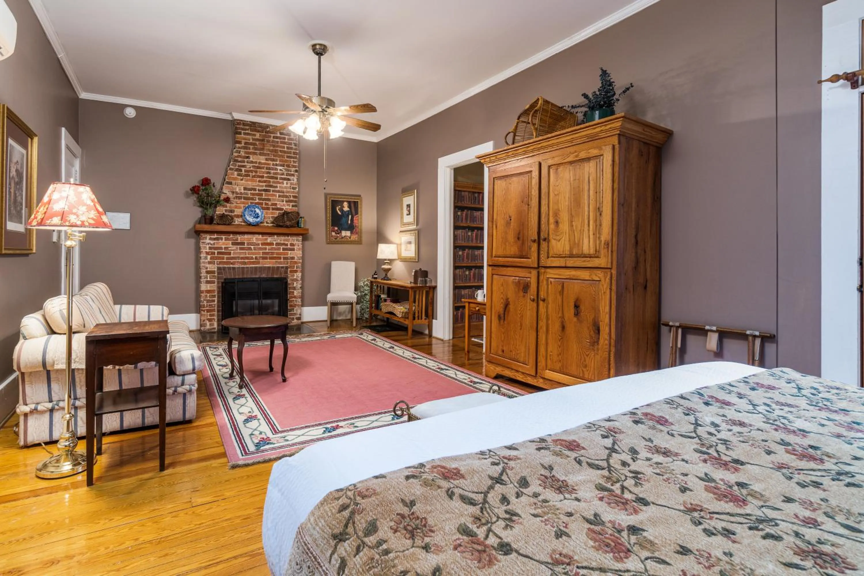 Seating area, Bed in Highland Lake Inn & Resort - Flat Rock
