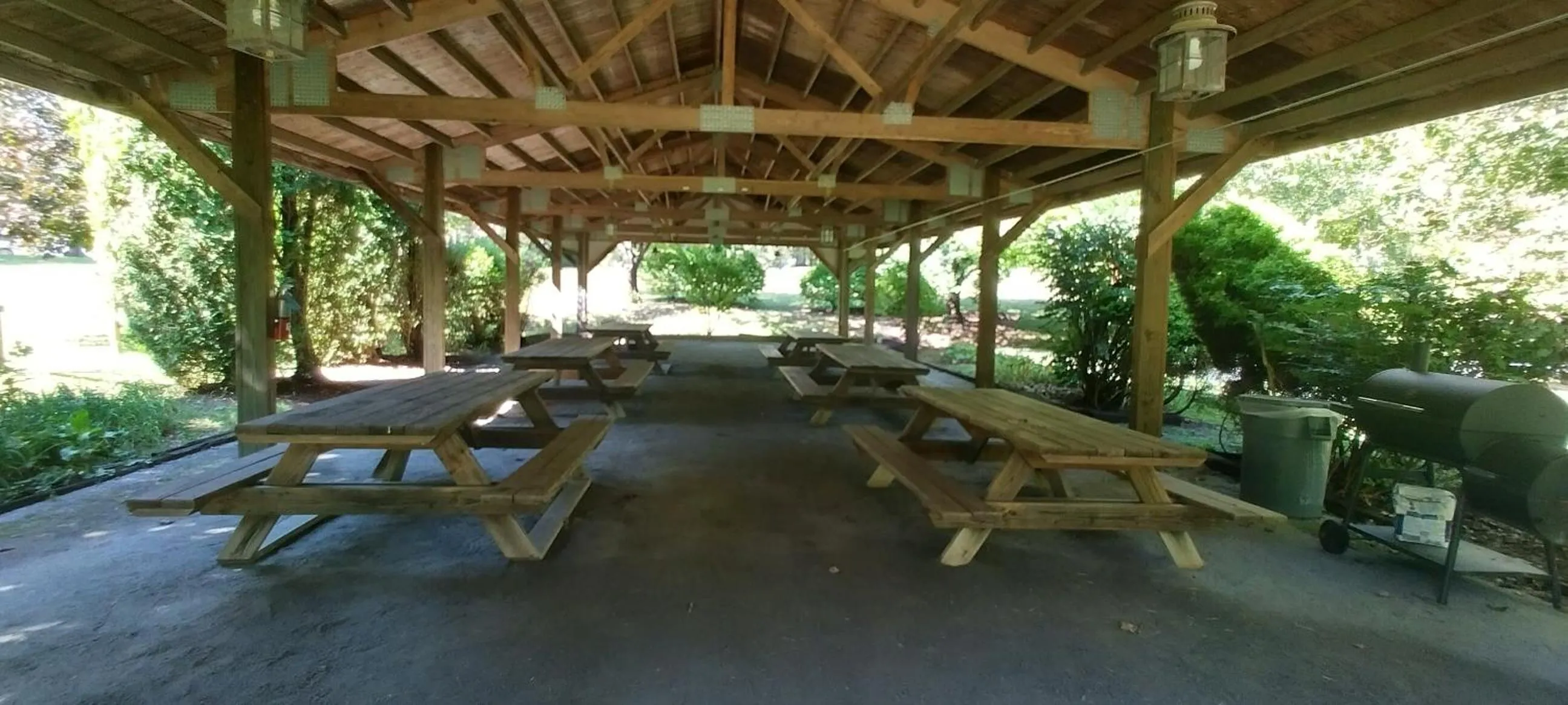 BBQ facilities in Highland Lake Inn & Resort - Flat Rock