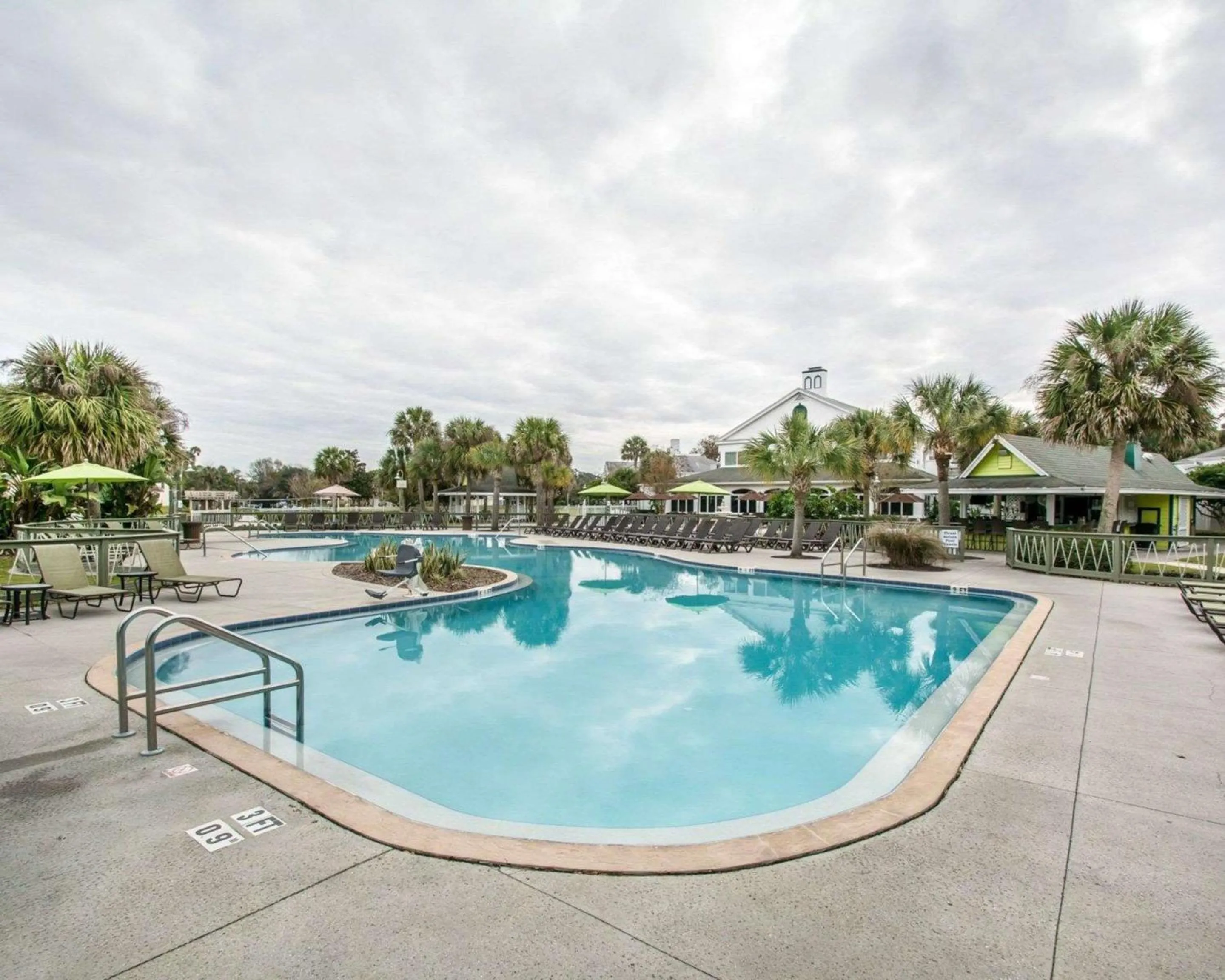 Swimming pool in Plantation Resort on Crystal River, Ascend Hotel Collection