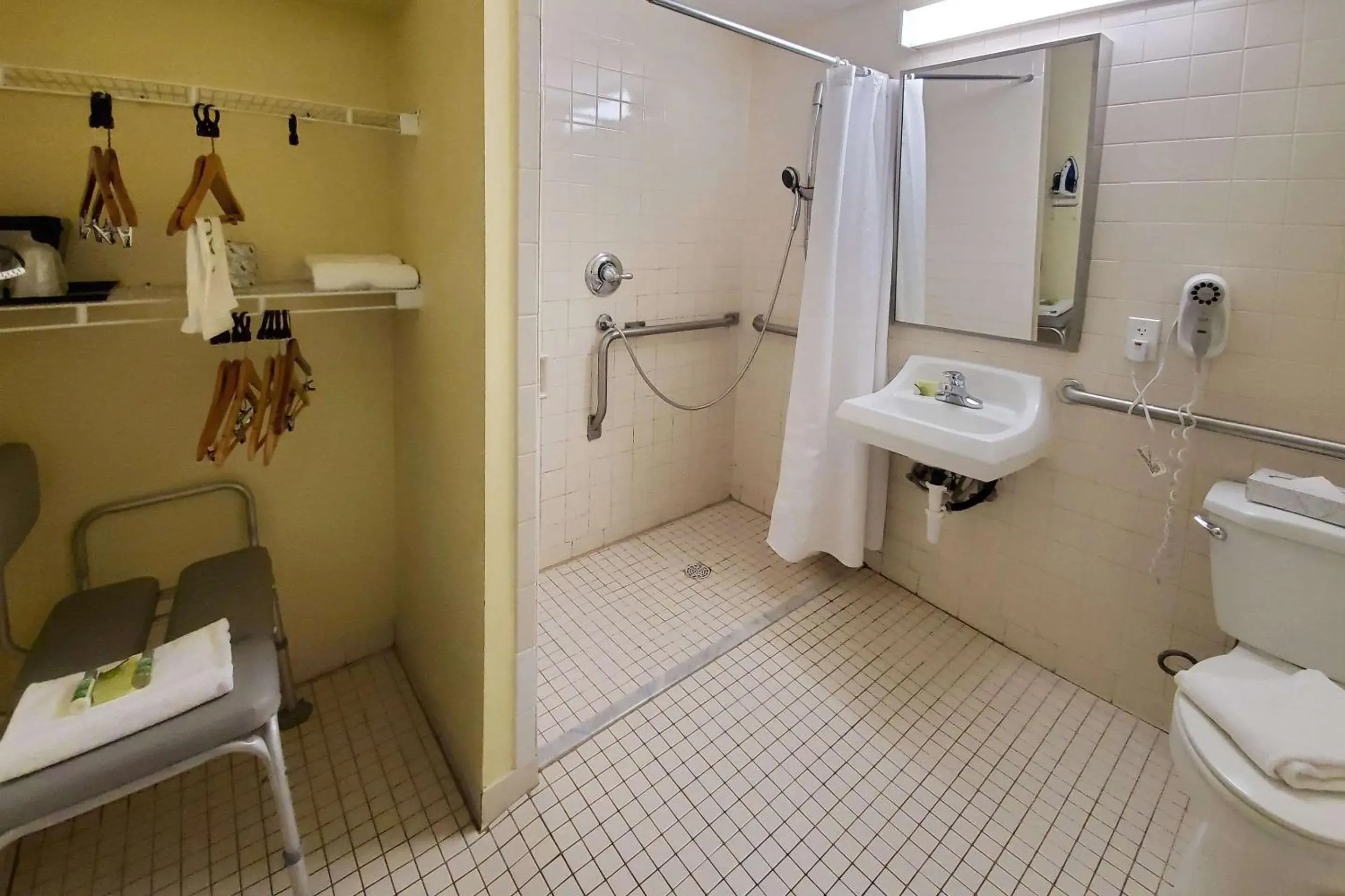 Bedroom in Plantation Resort on Crystal River, Ascend Hotel Collection Bedroom in Plantation Resort on Crystal River, Ascend Hotel Collection