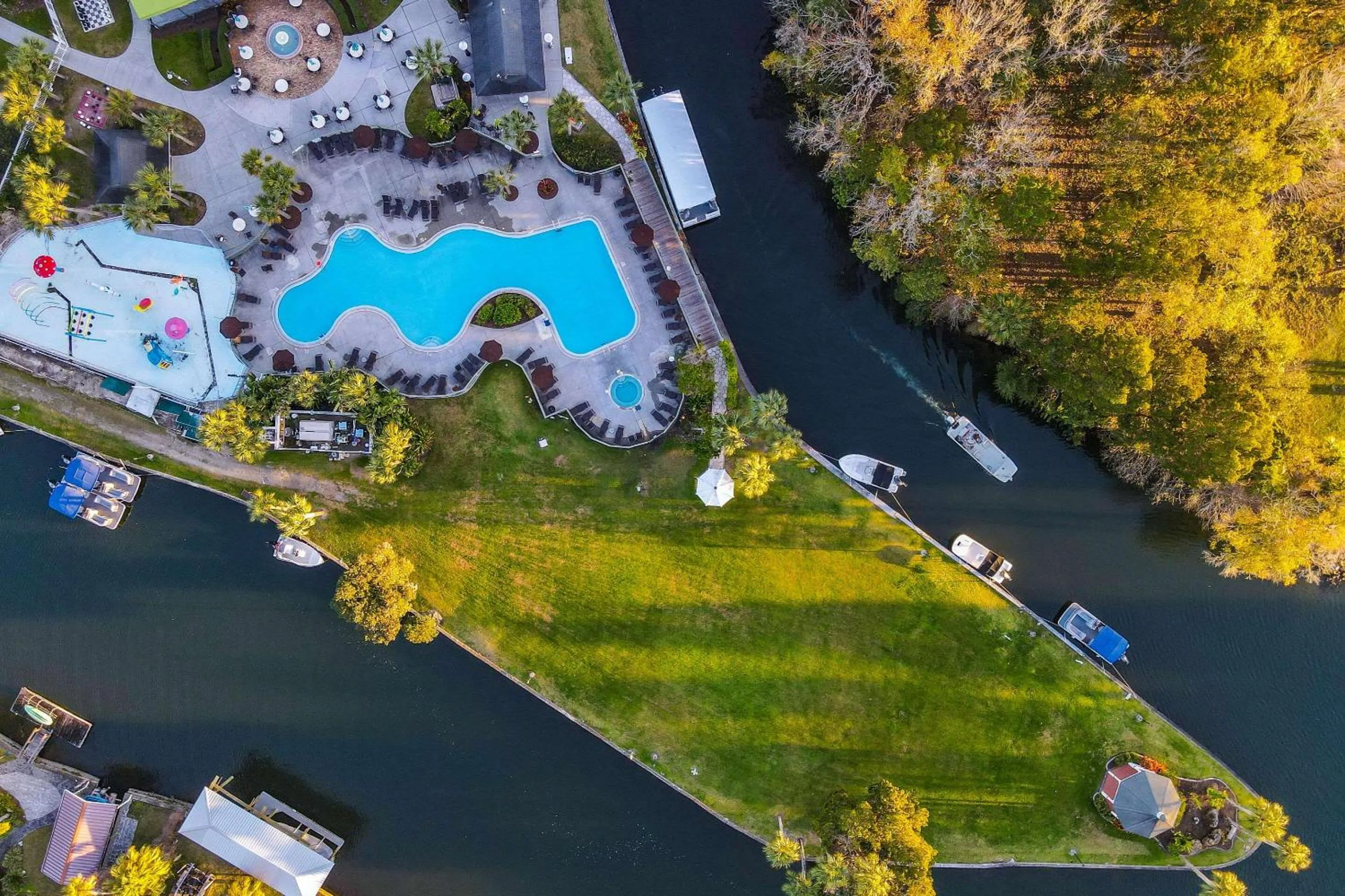 Property building in Plantation Resort on Crystal River, Ascend Hotel Collection