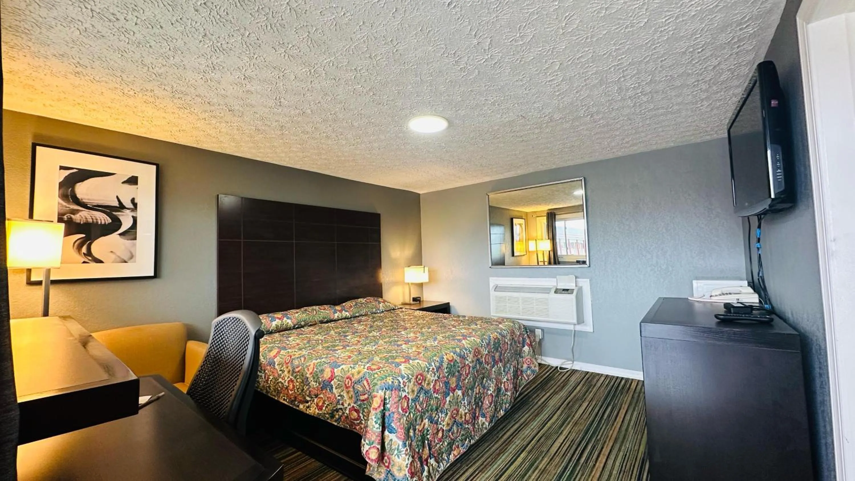 Photo of the whole room, Bed in Catalina Airport Motel