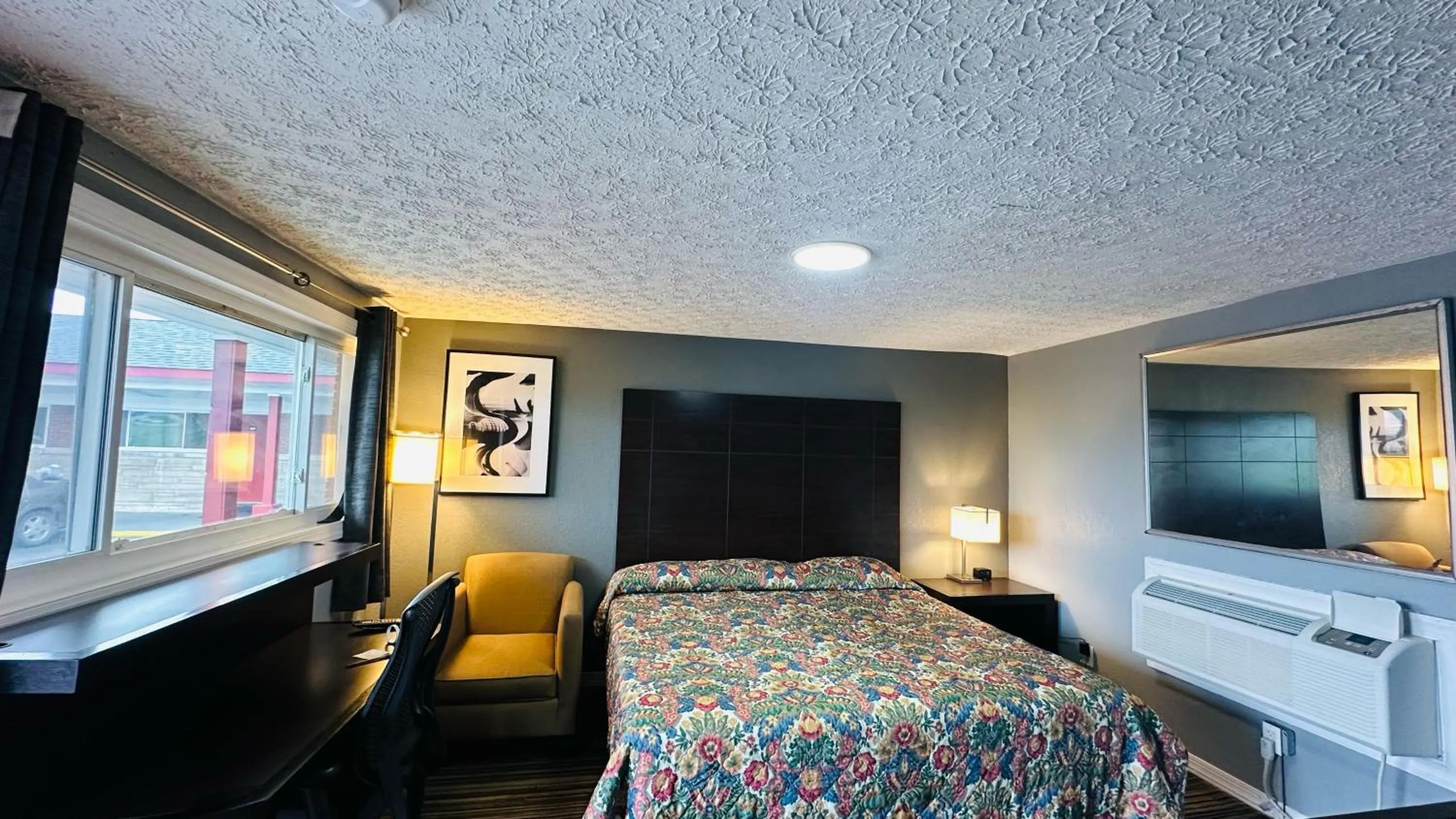 Photo of the whole room, Bed in Catalina Airport Motel