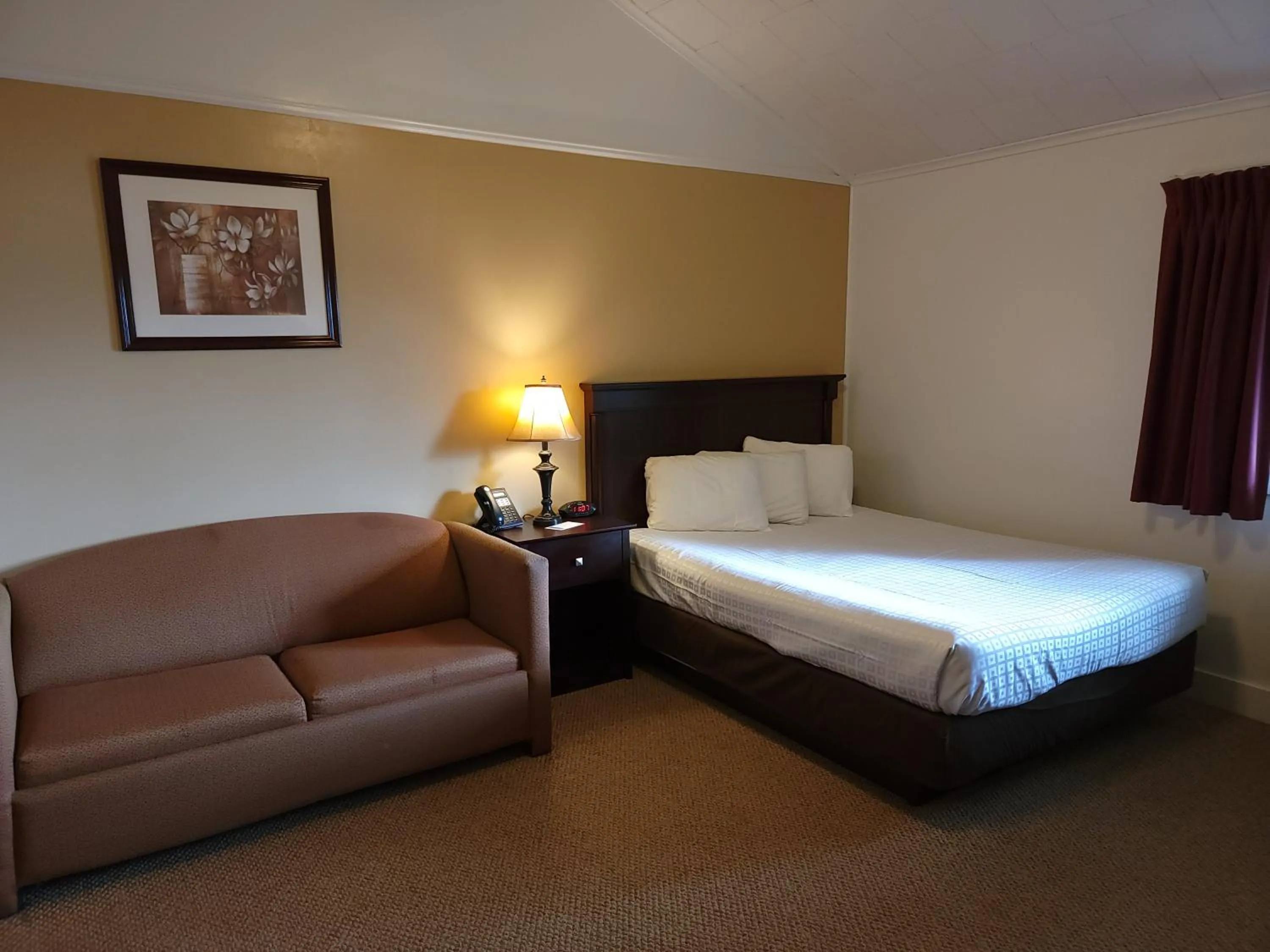 Bed in Hickory Grove Motor Inn - Cooperstown