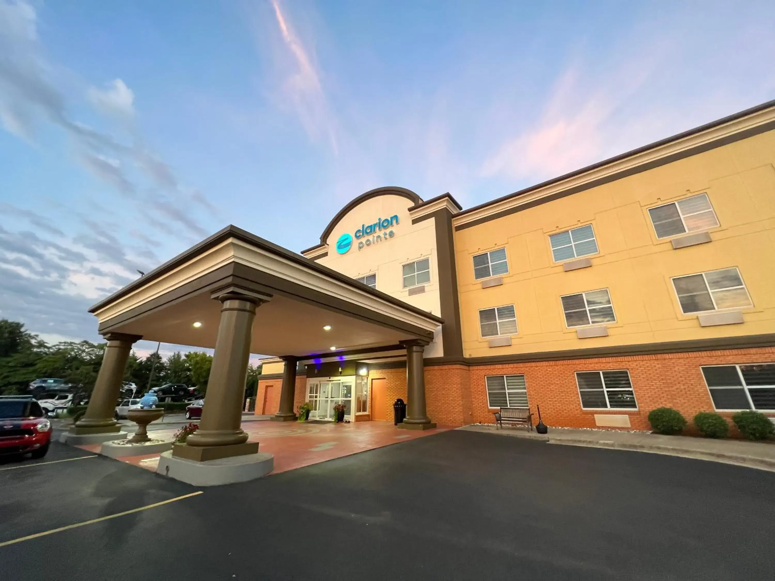 Property building in Clarion Pointe Madison-Huntsville Property building in Clarion Pointe Madison-Huntsville