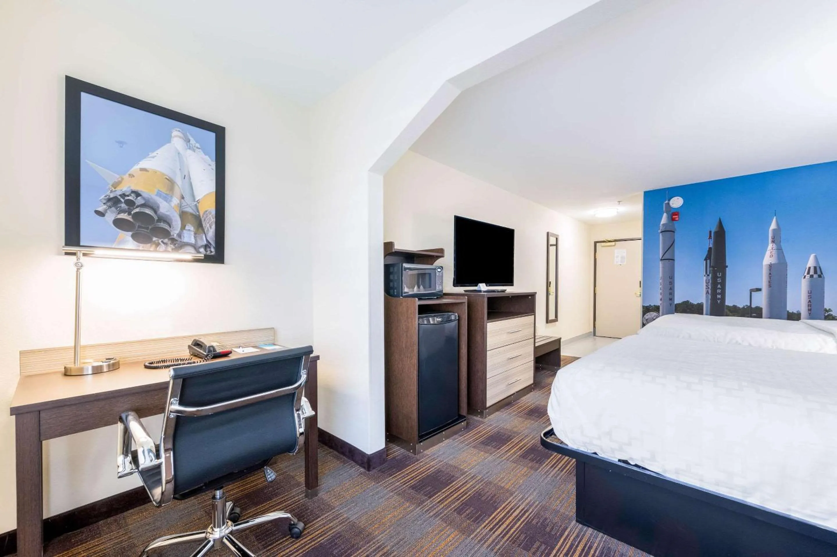 Photo of the whole room, Bed in Clarion Pointe Madison-Huntsville