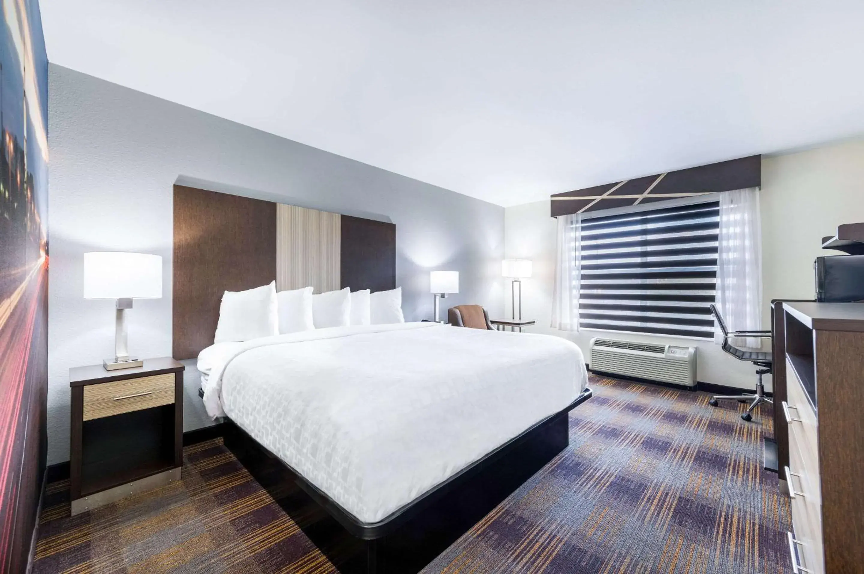 Photo of the whole room, Bed in Clarion Pointe Madison-Huntsville Photo of the whole room, Bed in Clarion Pointe Madison-Huntsville