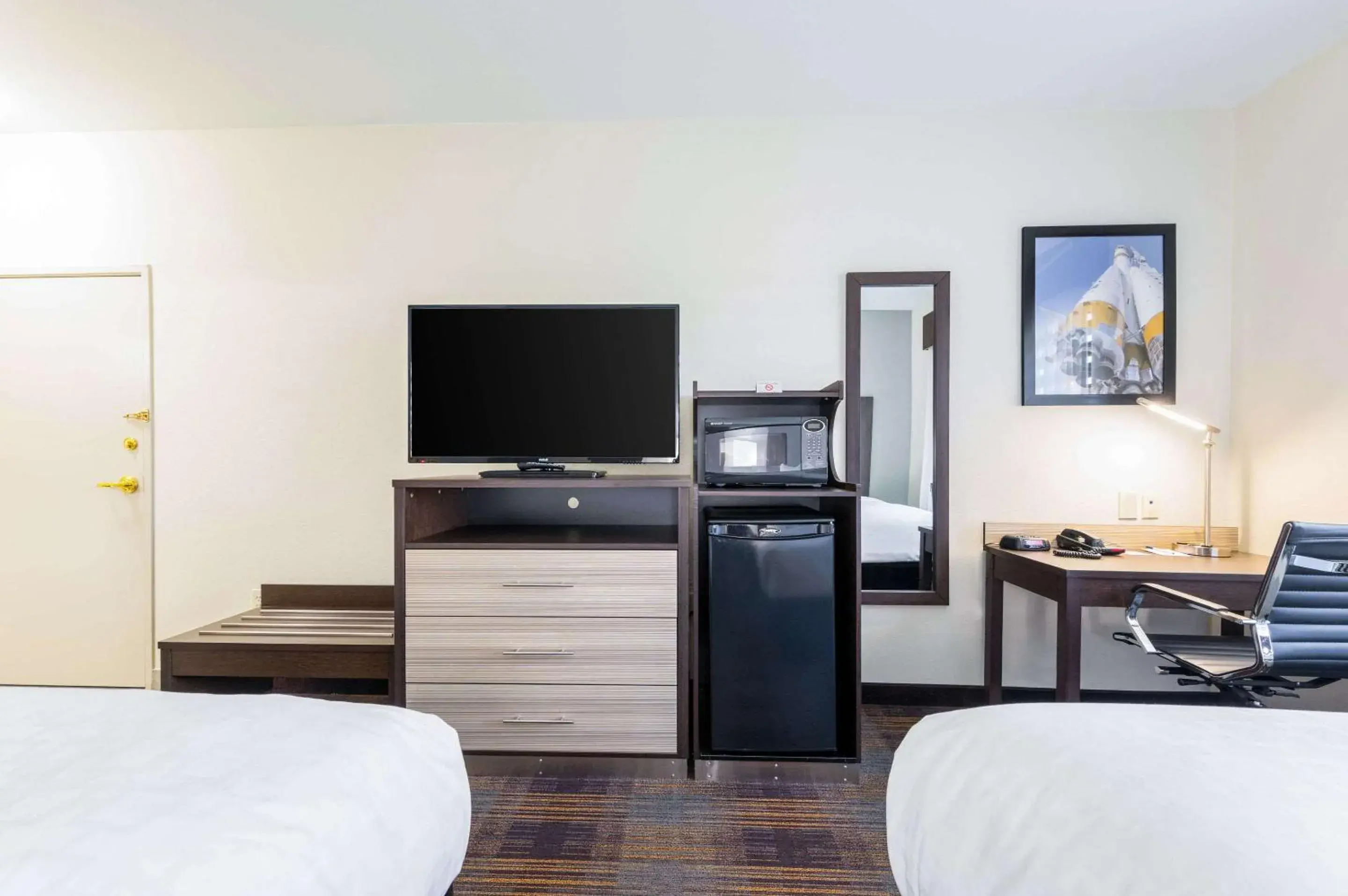 Photo of the whole room, Bed in Clarion Pointe Madison-Huntsville Photo of the whole room, Bed in Clarion Pointe Madison-Huntsville