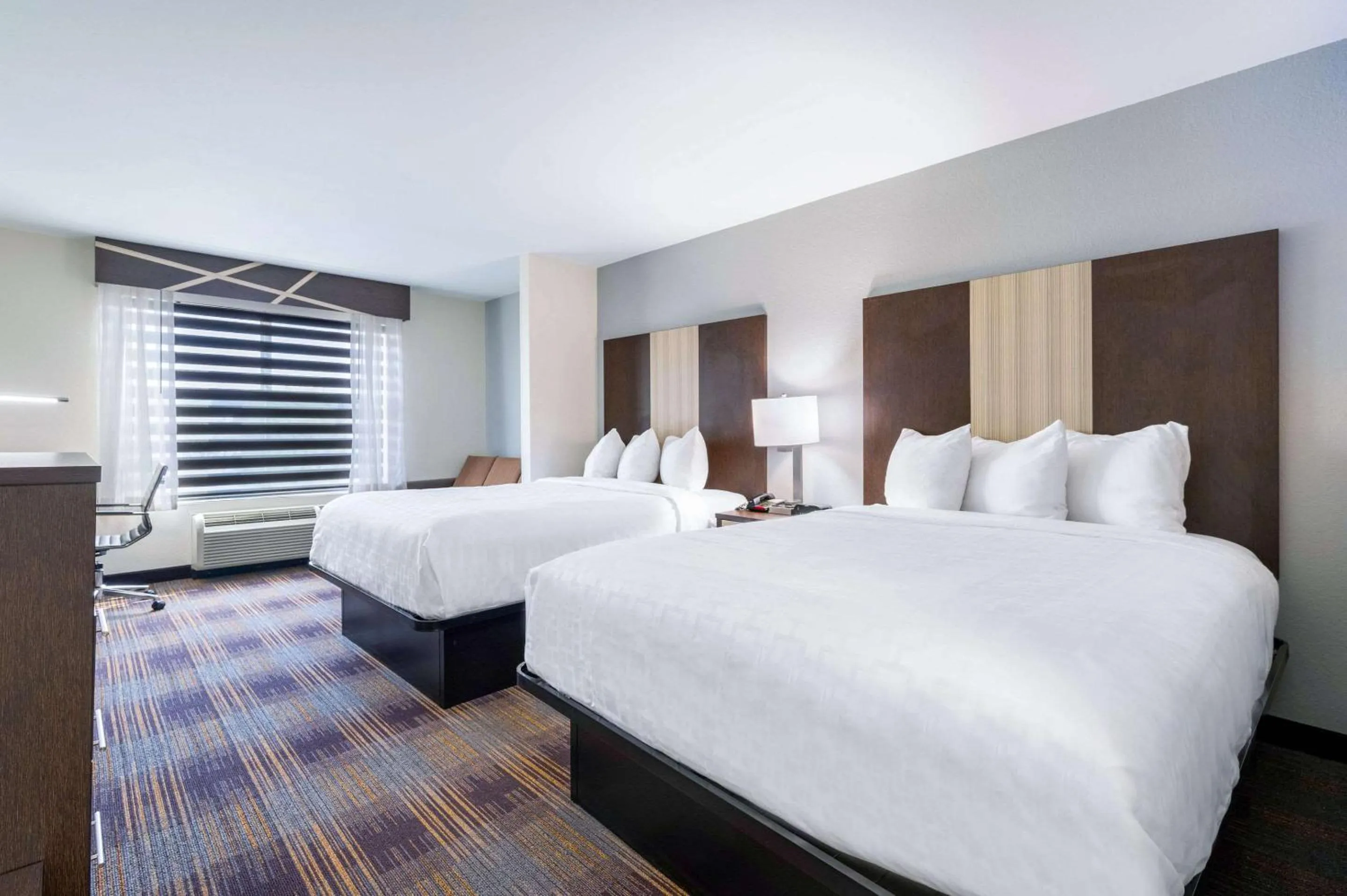 Photo of the whole room, Bed in Clarion Pointe Madison-Huntsville