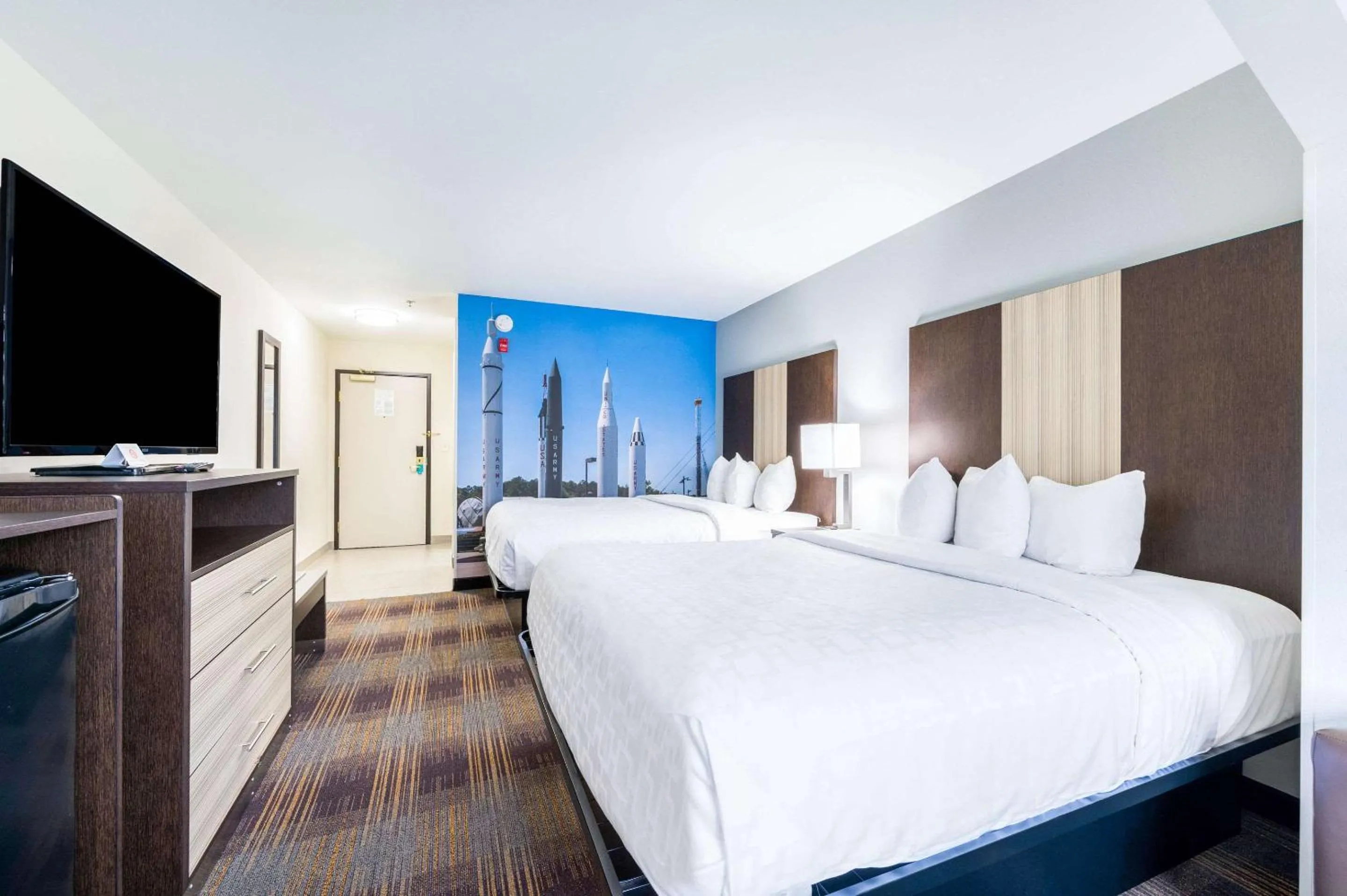 Photo of the whole room, Bed in Clarion Pointe Madison-Huntsville