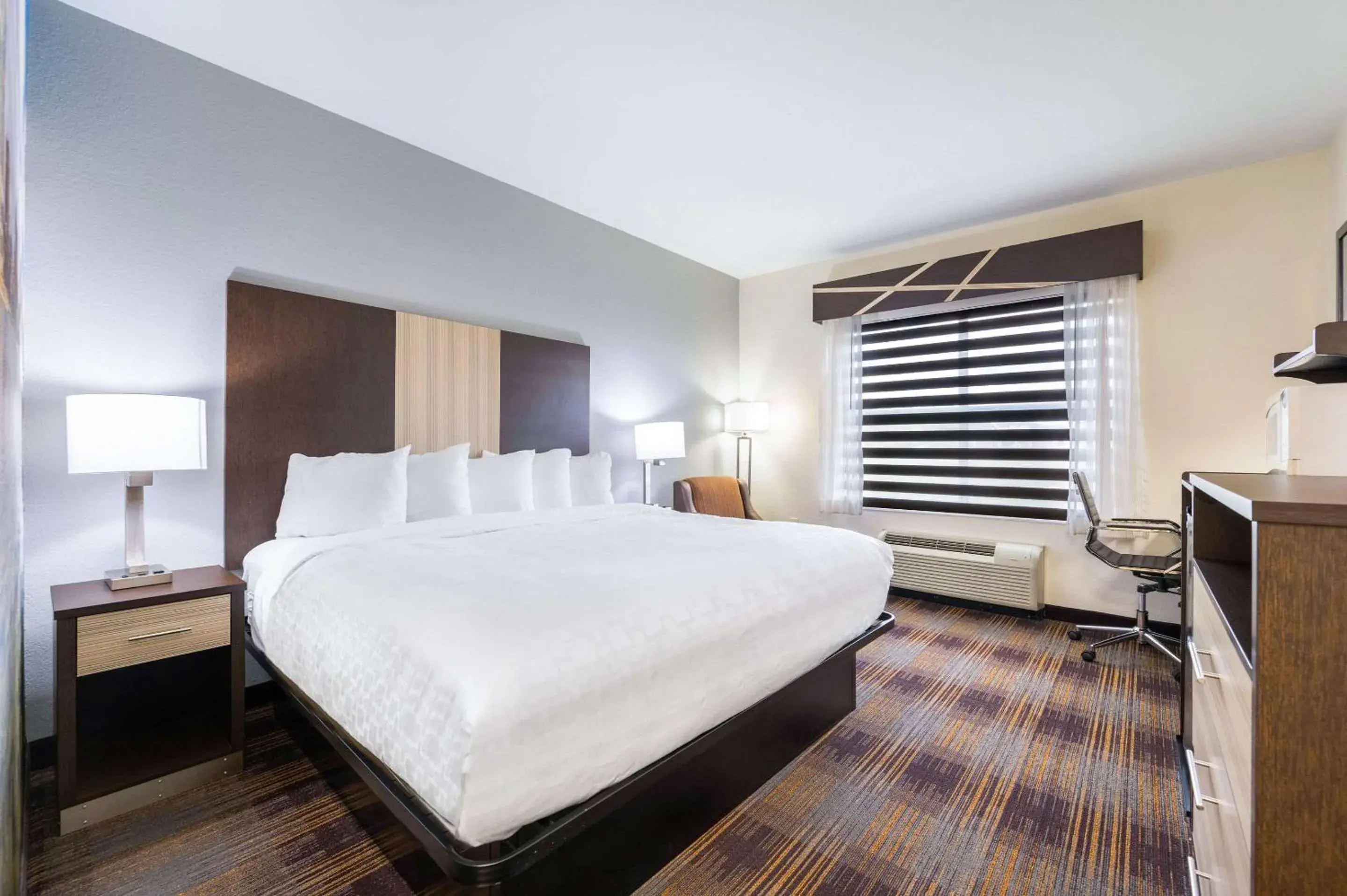 Photo of the whole room, Bed in Clarion Pointe Madison-Huntsville Photo of the whole room, Bed in Clarion Pointe Madison-Huntsville