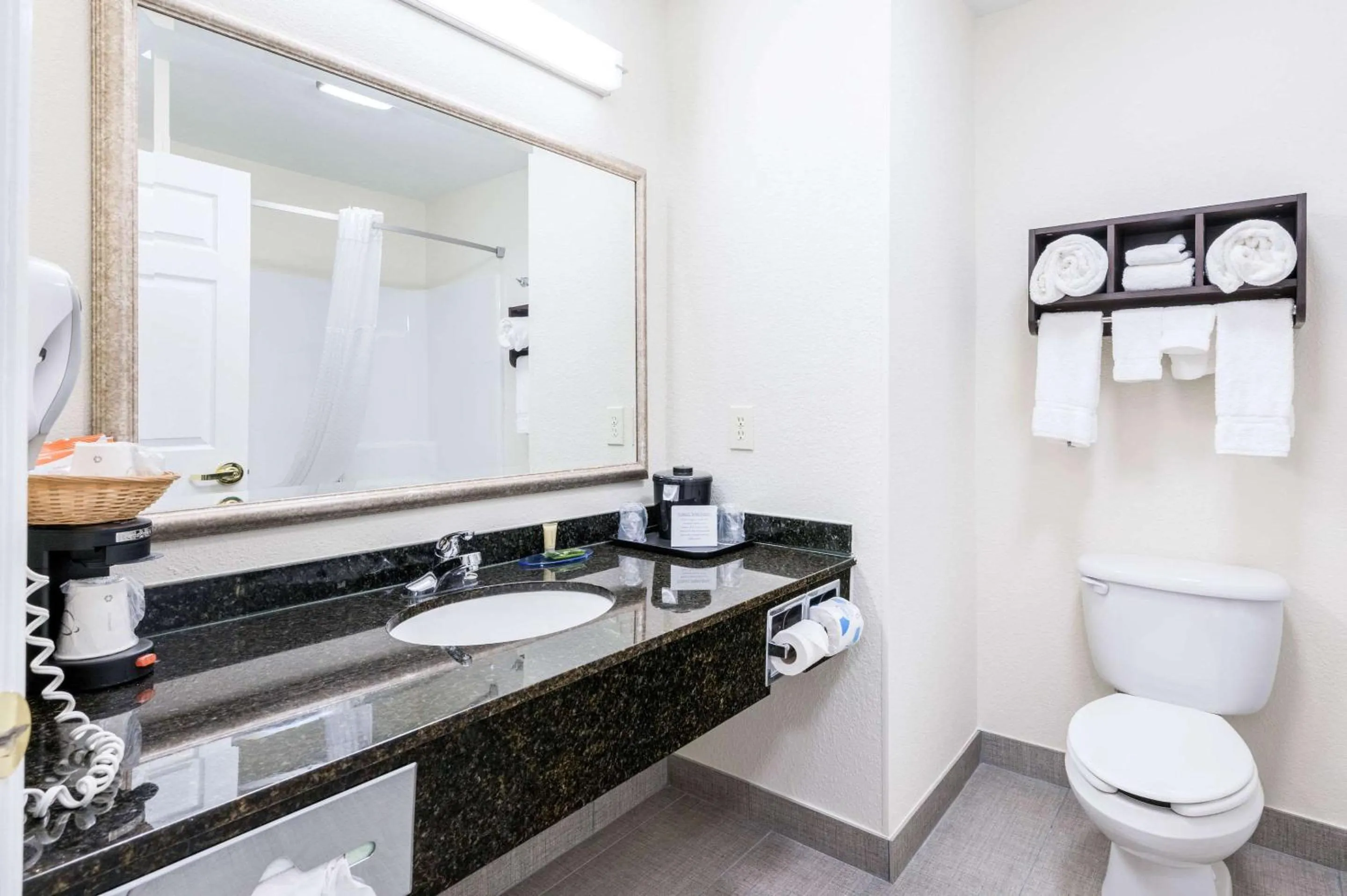 Photo of the whole room in Clarion Pointe Madison-Huntsville