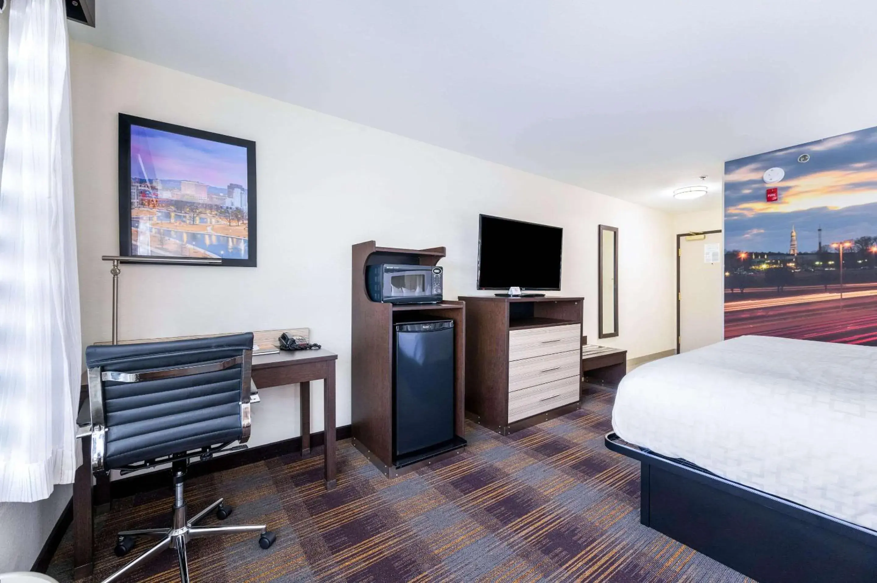 Photo of the whole room, Bed in Clarion Pointe Madison-Huntsville Photo of the whole room, Bed in Clarion Pointe Madison-Huntsville