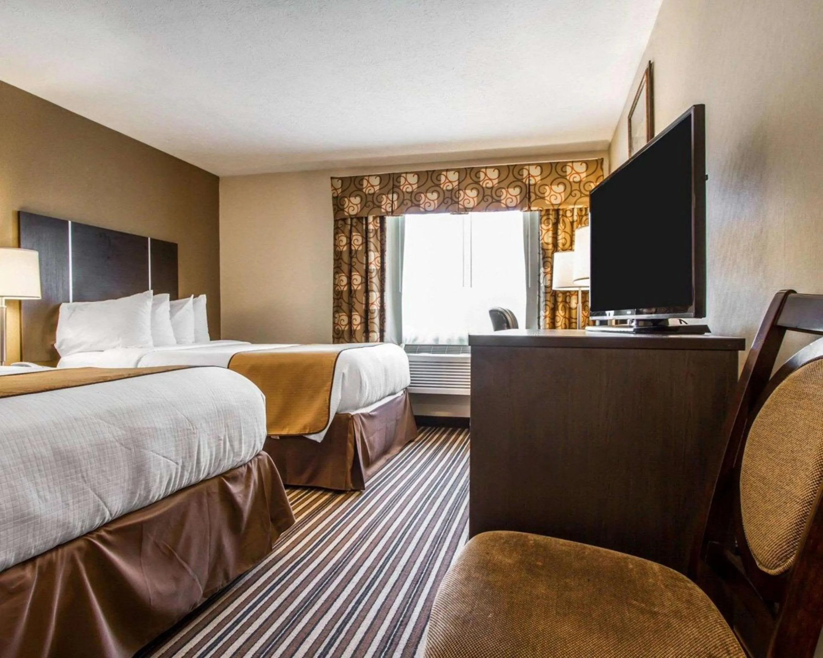 Photo of the whole room, Bed in Quality Inn & Suites South Portland